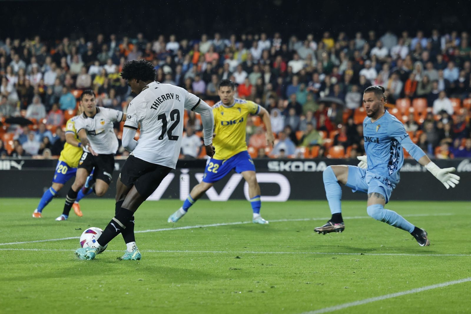 Thierry remata de rabona ante Ledesma.