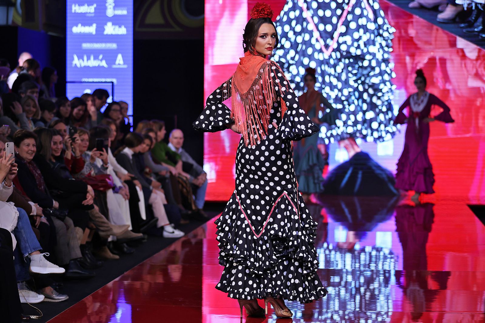 Imágenes de la pasarela Huelva Flamenca 2024