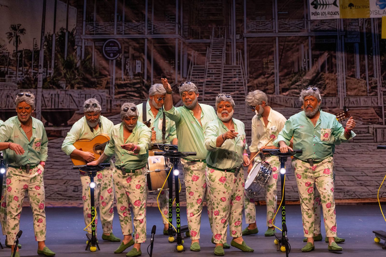 Imágenes de la actuación de la murga de Punta Umbría "Pepe el cafetera, un tipo sin filtro" en el Carnaval Colombino