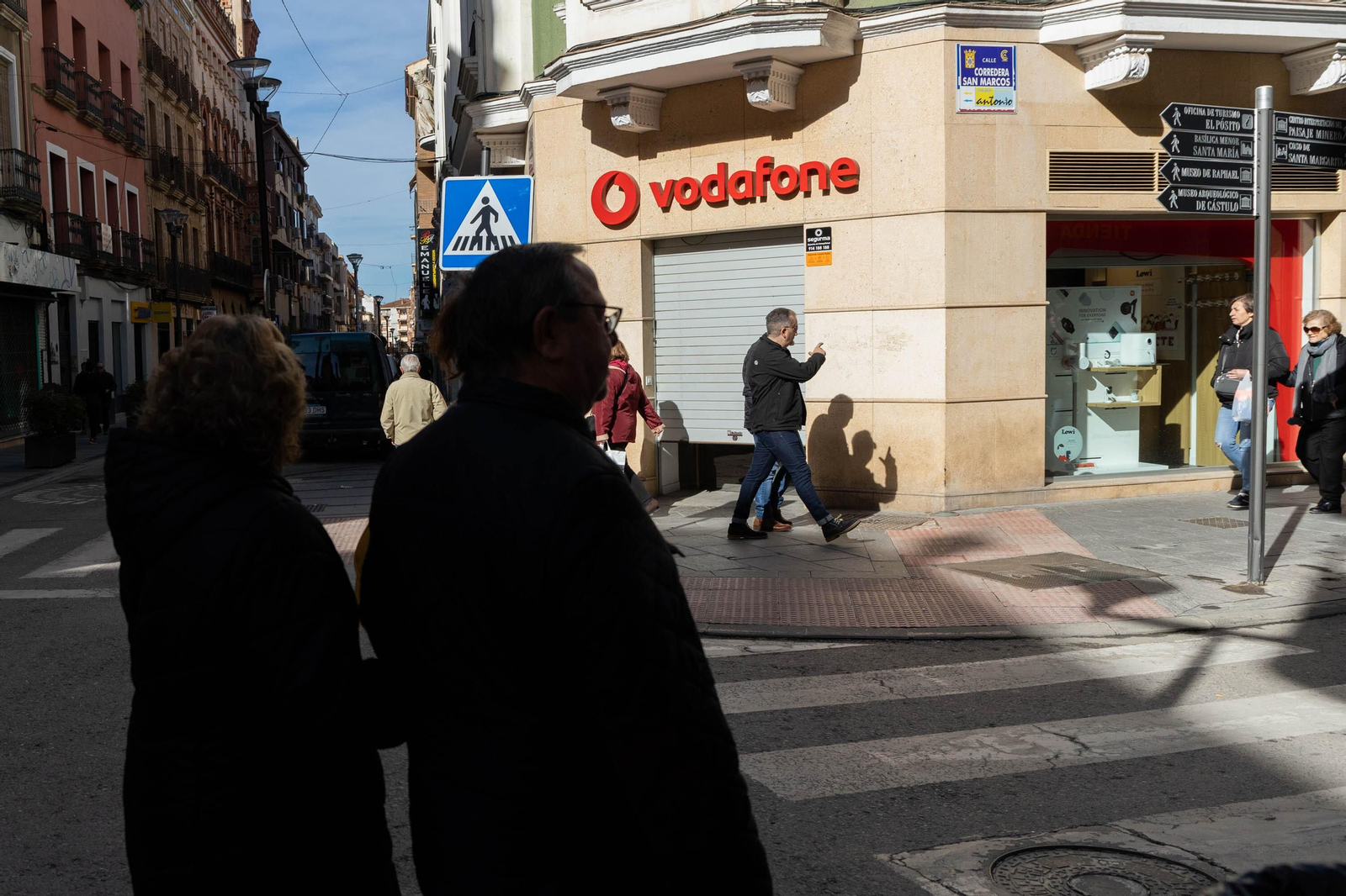 Tienda de Linares en la que banda retuvo a dos de sus empleados.