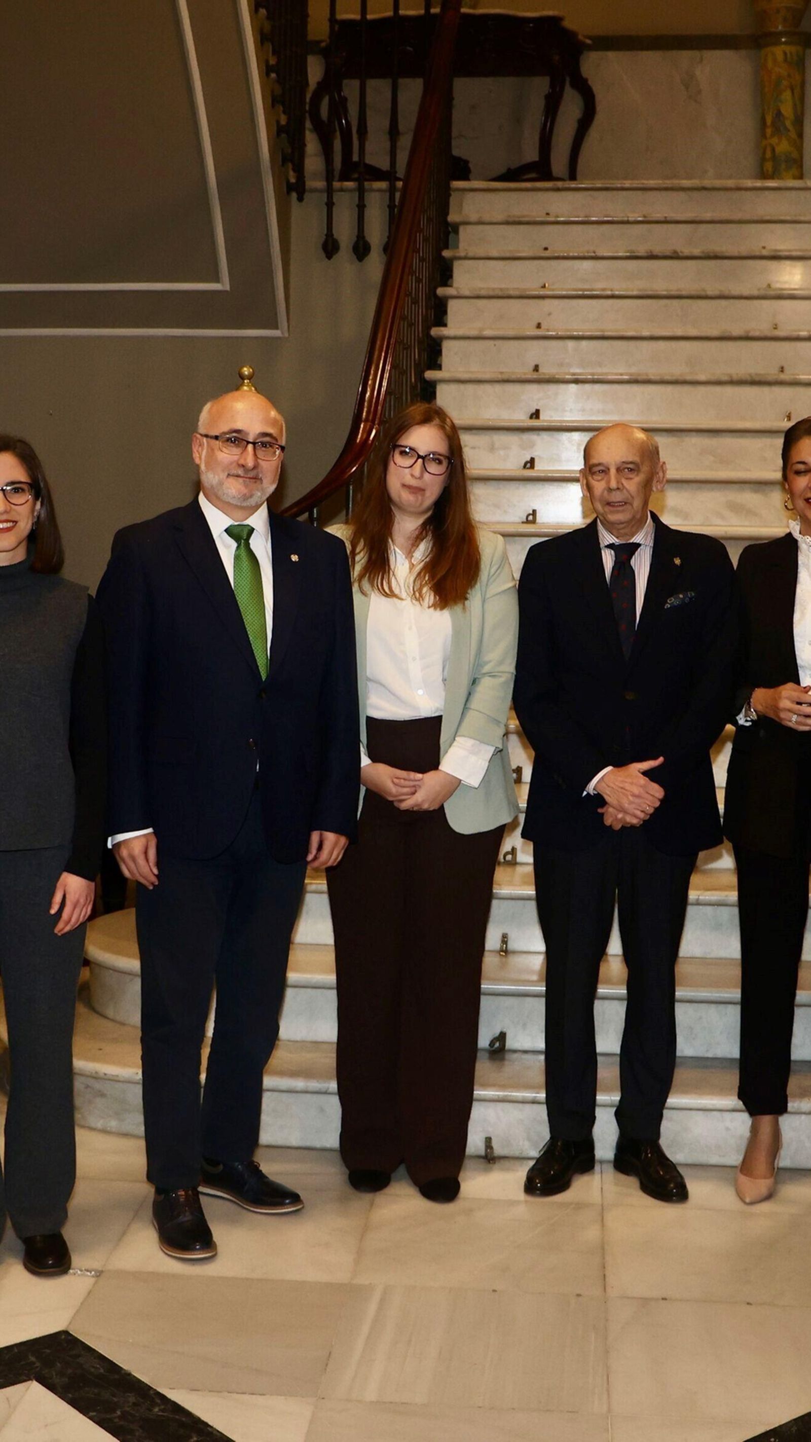 Los tres premiados junto a las autoridades presentes ayer en el acto de entre del III Premio Ateneo de Sevilla para jóvenes investigadores sobre enfermedades hematológicas.