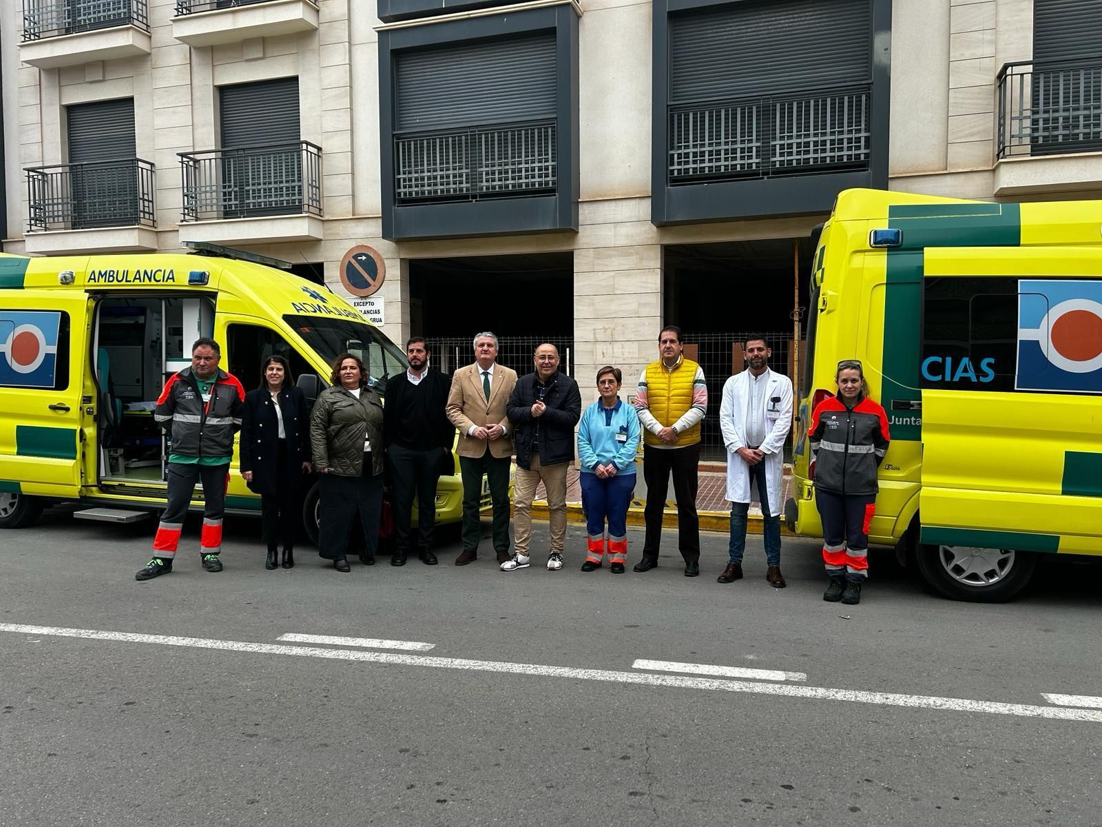 El delegado de Salud y Consumo junto al alcalde de Huércal-Overa conocen la nueva ambulancia.