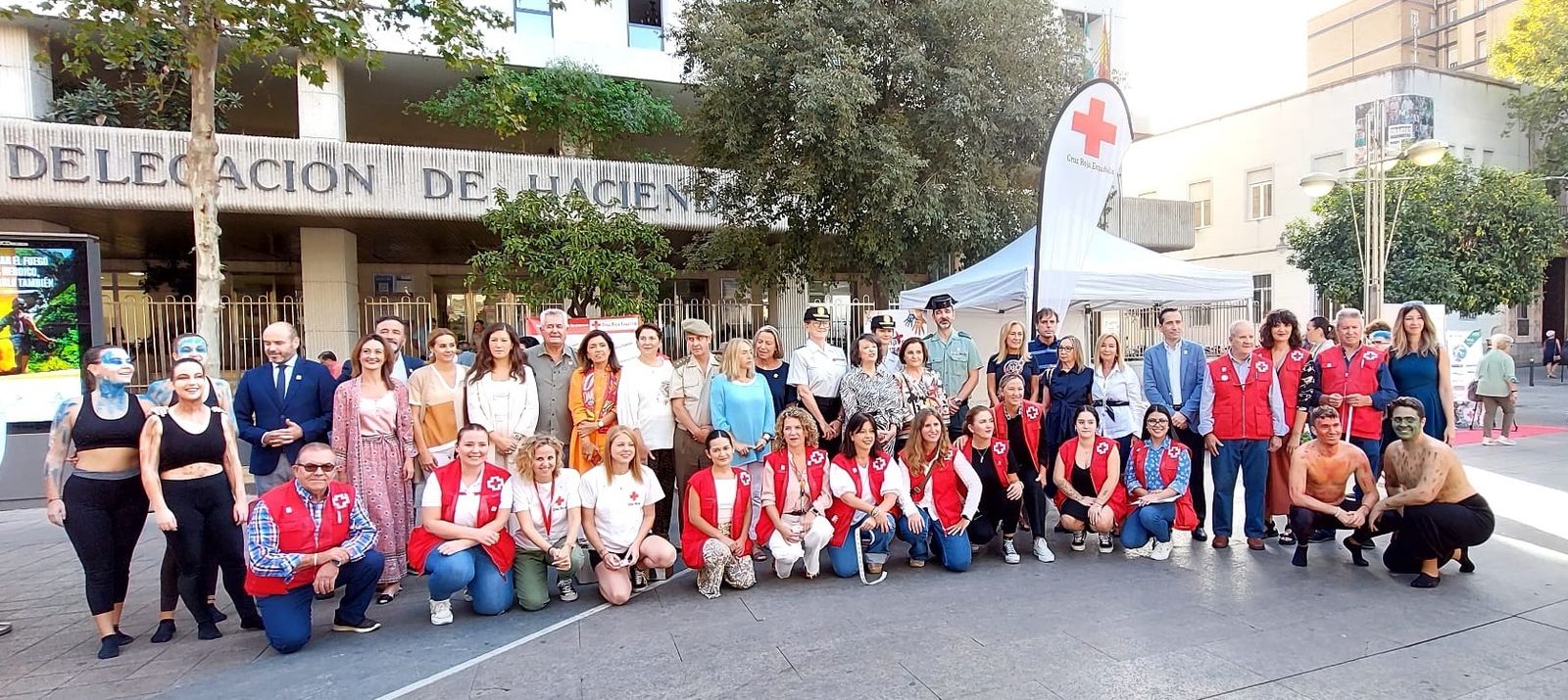 Foto de familia de archivo de un Día de la Banderita de Cruz Roja.