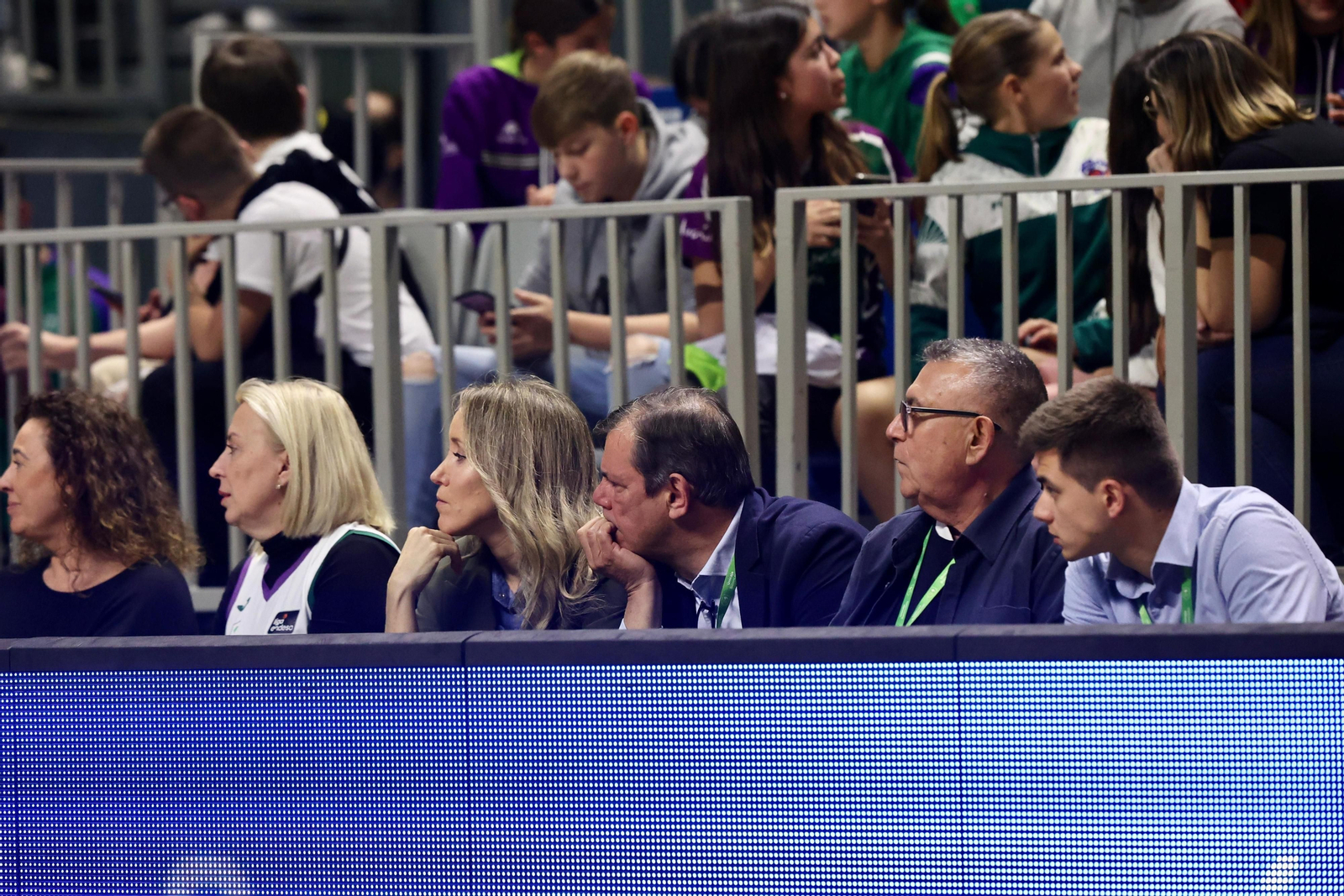 Los jugadores del primer equipo apoyaron al Unicaja Mijas