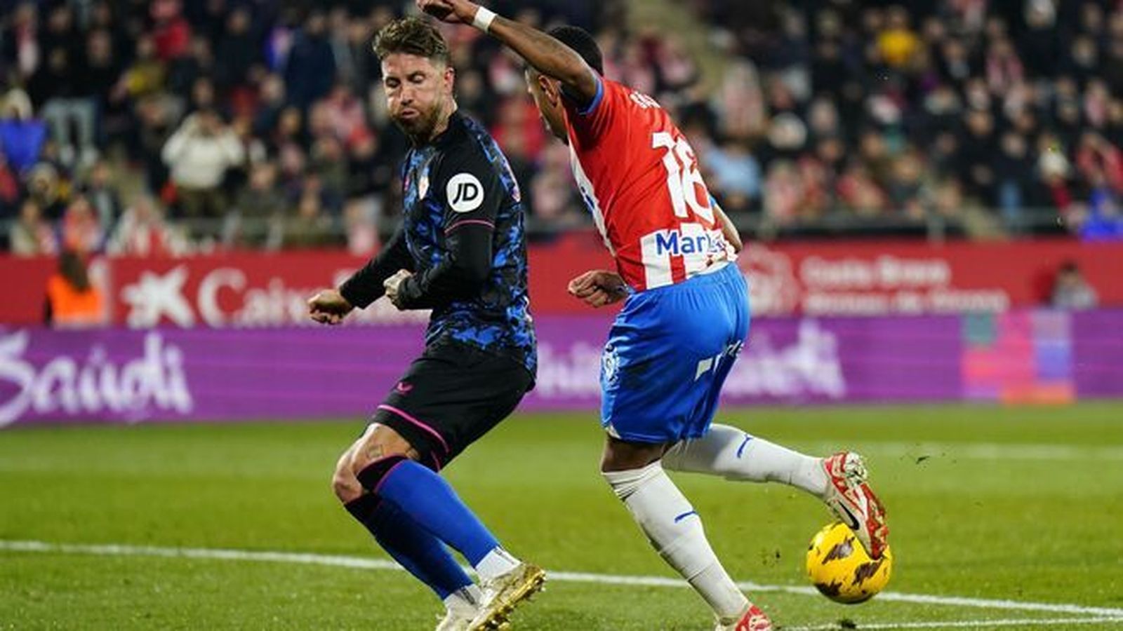 Sergio Ramos intenta interceptar una internada de Sávio.