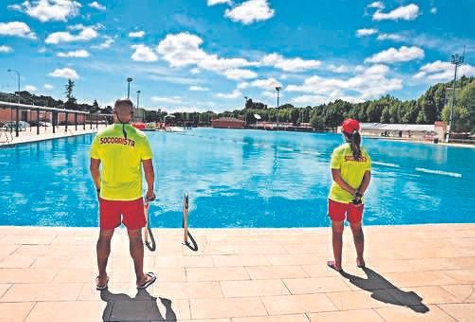 Socorristas en una piscina, en una imagen de archivo.