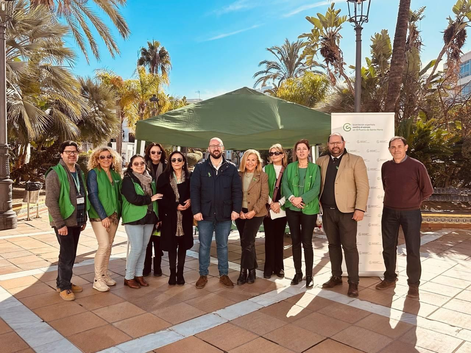 Una imagen del acto conmemorativo junto a la AECC.