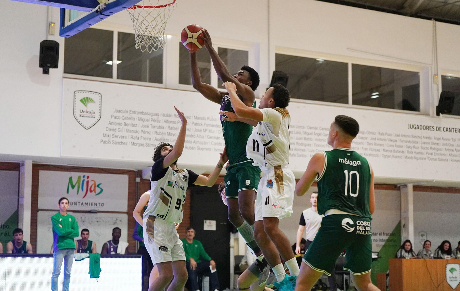 Miracle Bamadu captura un rebote.