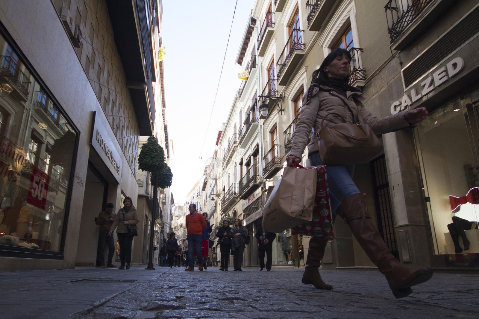 Personas paseando por el centro de Granada