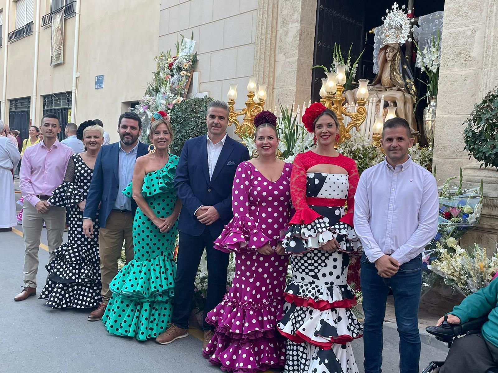 Alcalde y autoridades junto a la patrona este viernes.