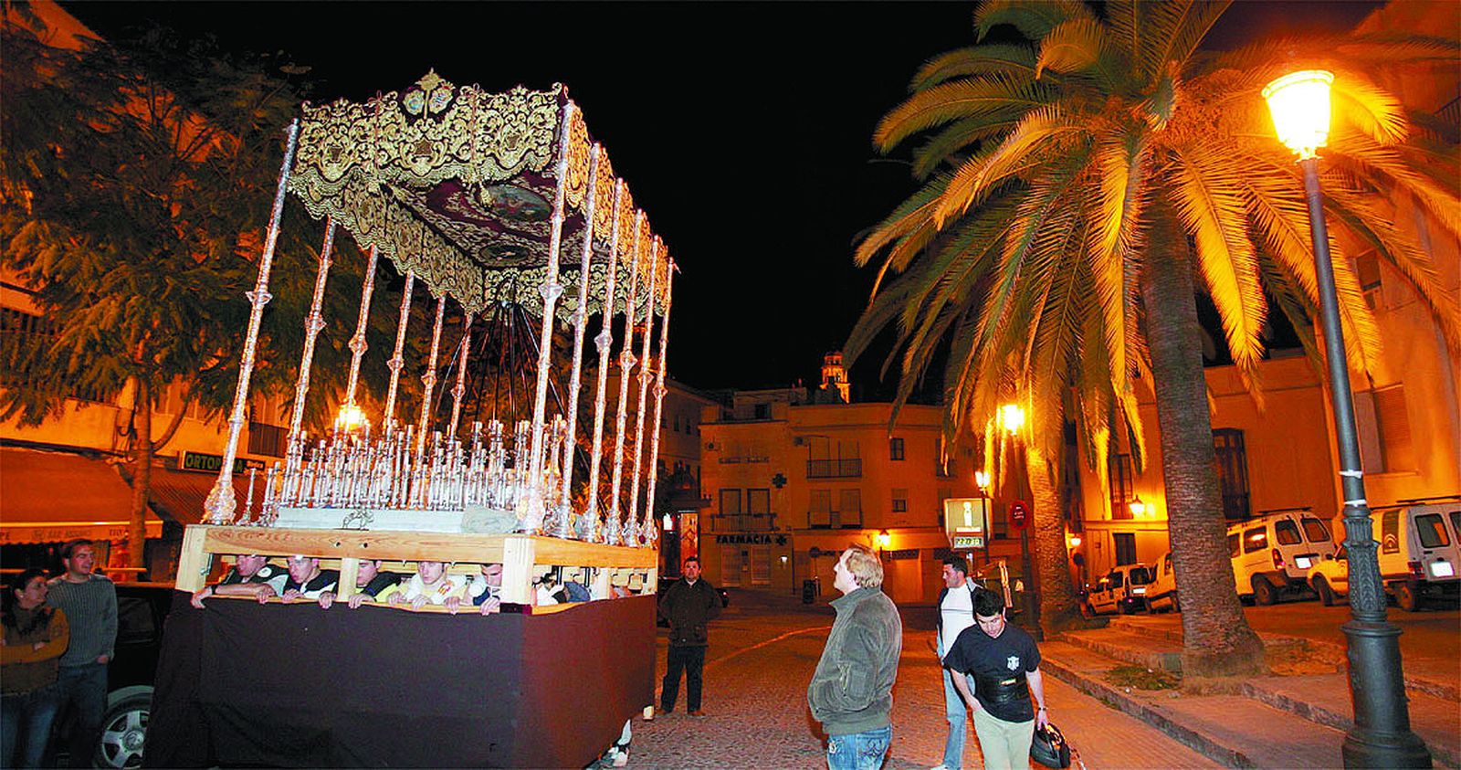 Un paso de palio ensayando por las calles de Jerez.