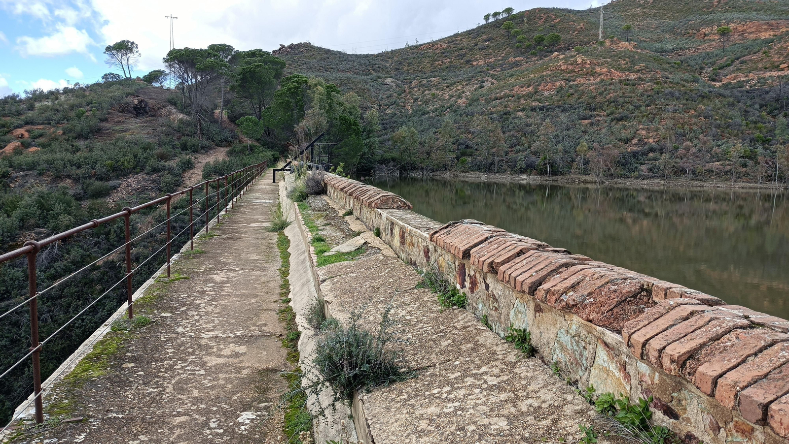 Vamos sobre el muro de contención de la presa.