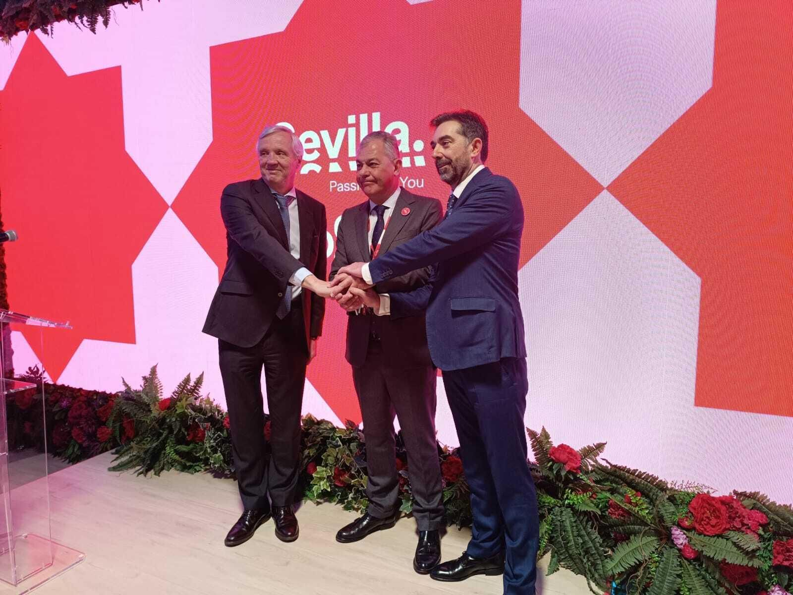 Carlos Garrido, José Luis Sanz y José Manuel Lastra tras la firma del convenio con CEAV.