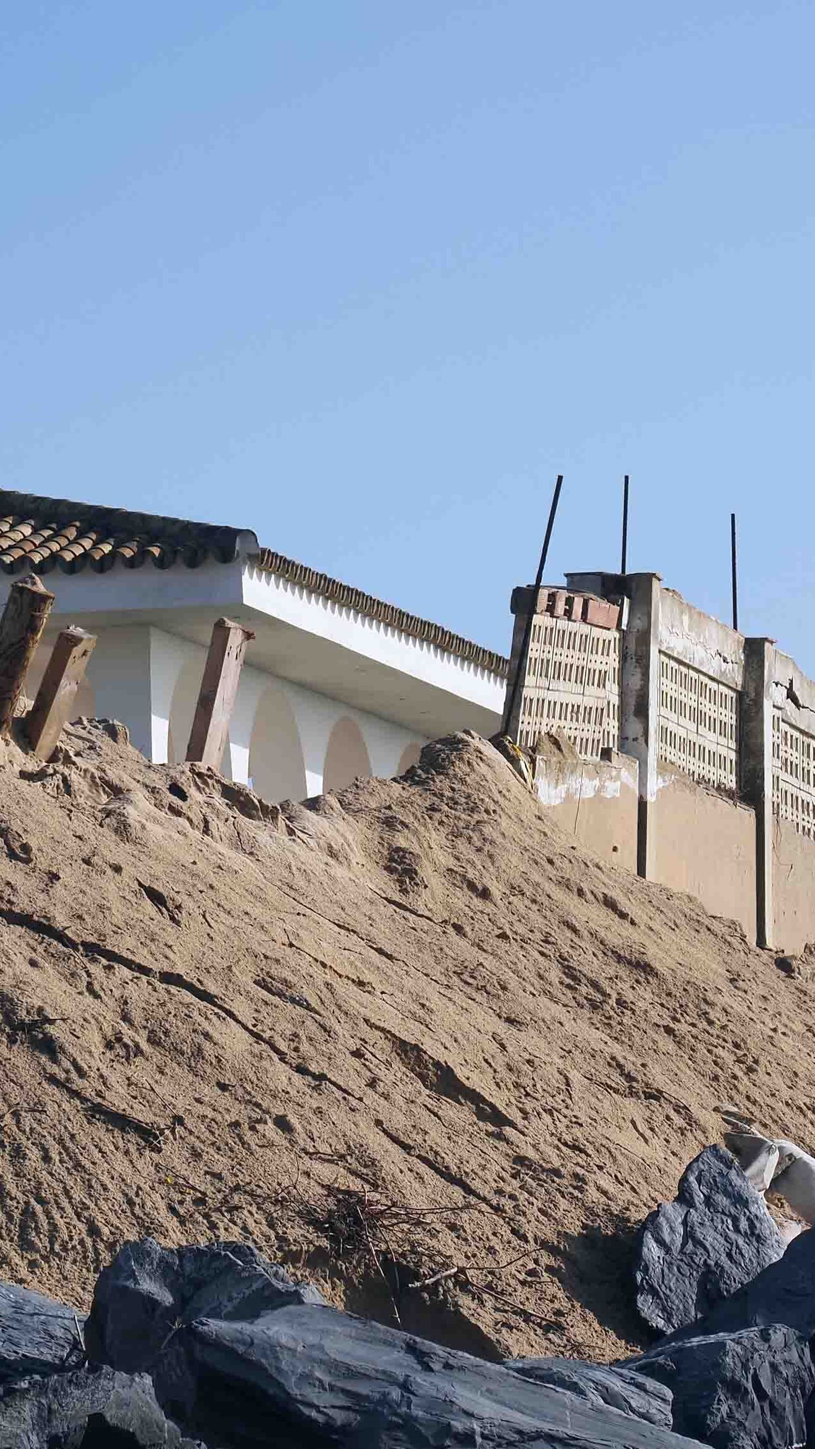 Destrozos en las edificaciones situadas en primera línea de playa, tras los últimos temporales