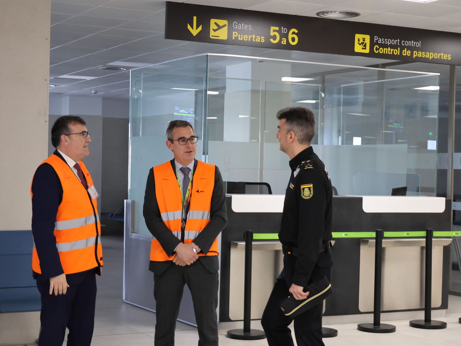 El subdelegado del Gobierno, José Antonio Montilla, durante su visita al aeropuerto.