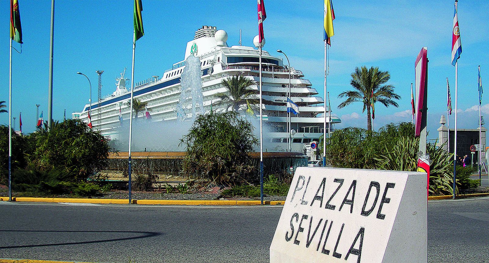 Imagen  de la entrada al puerto de Cádiz por la Plaza de Sevilla.