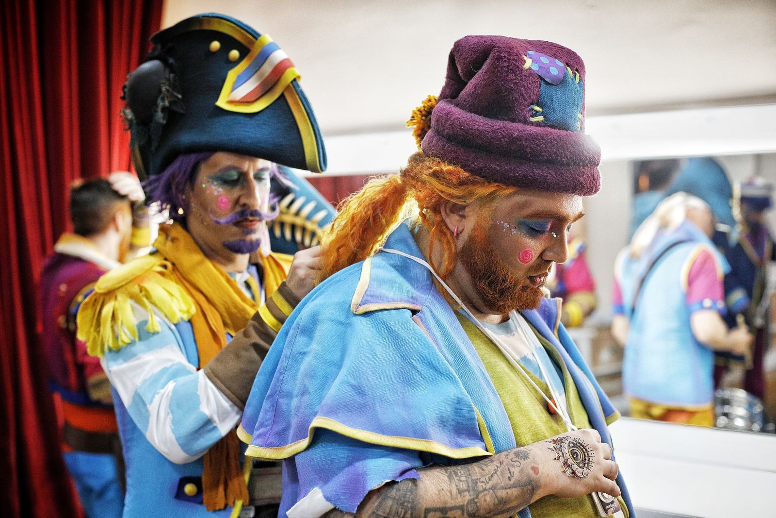 Algunos detalles de los gorros y los tipos de 'Los colgaos'