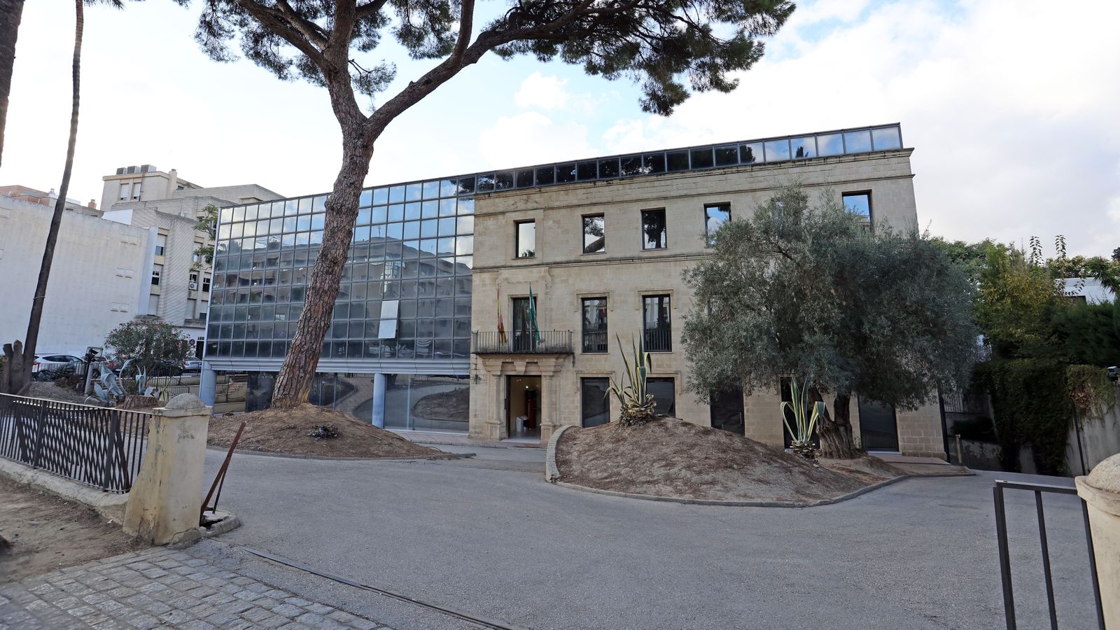 Exterior de la sede de la sección jerezana de la Audiencia Provincial, en la avenida Alcalde Álvaro Domecq.