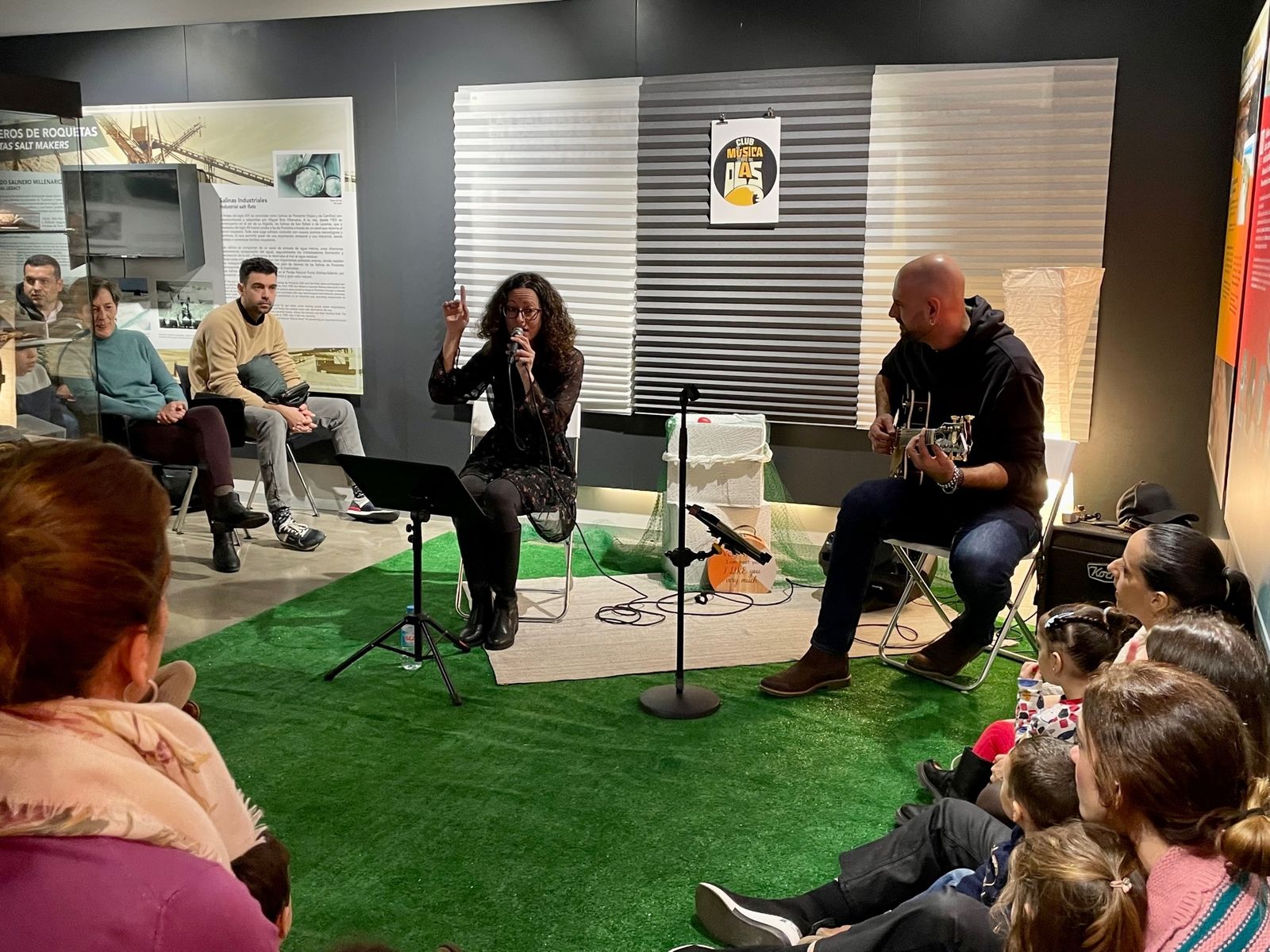 Los músicos Verónica Pintor y Carlos López completaron un recorrido por el jazz, el soul y la bossa nova.