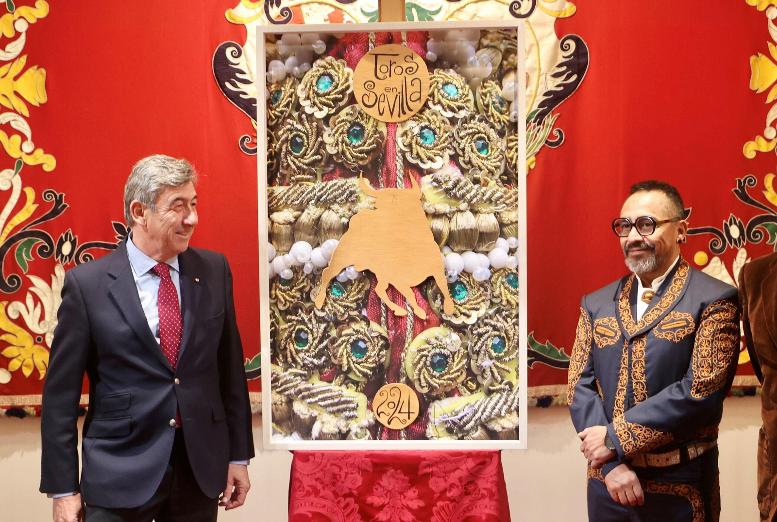 El teniente de hermano mayor de la Real Maestranza Santiago Domecq y Abraham Cruzvillegas, ante el cartel.