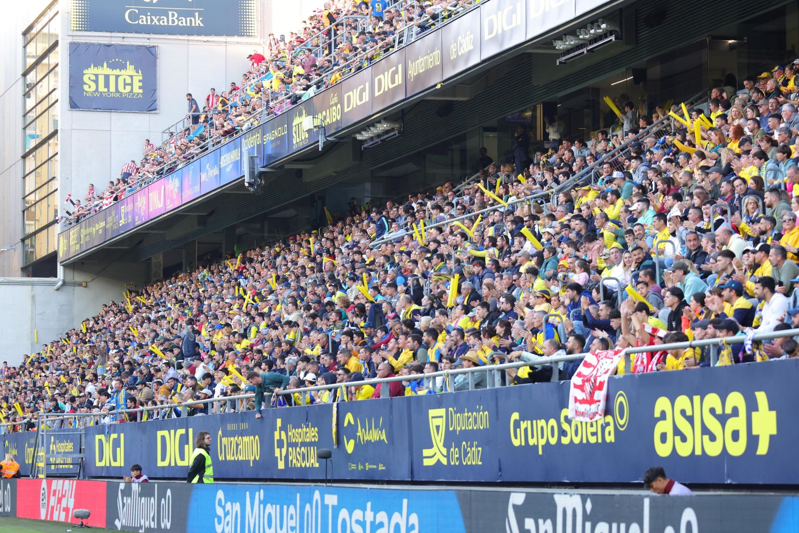 La afición del Cádiz durante el partido.