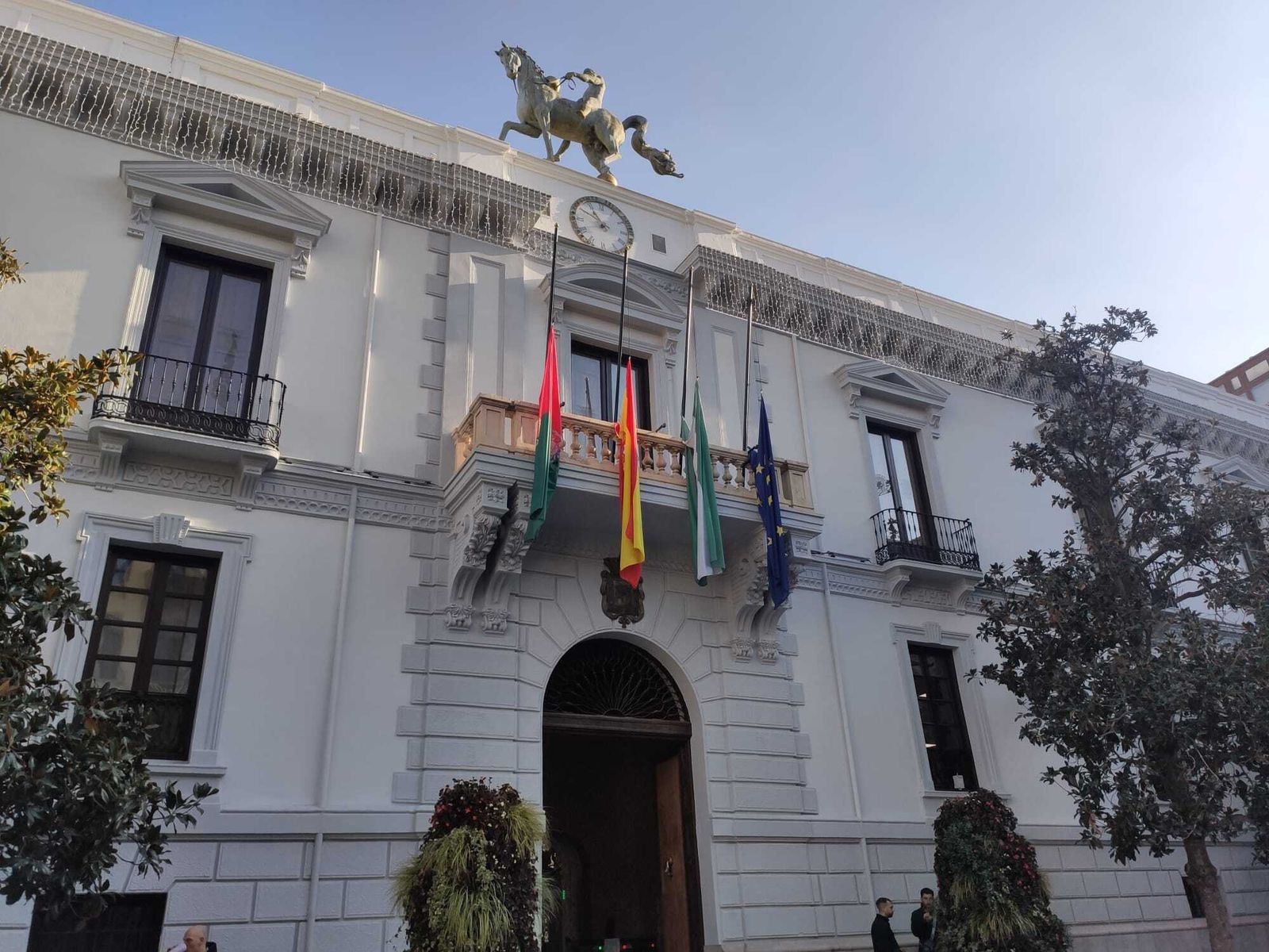 Banderas a meda asta en el balcón del Ayuntamiento.