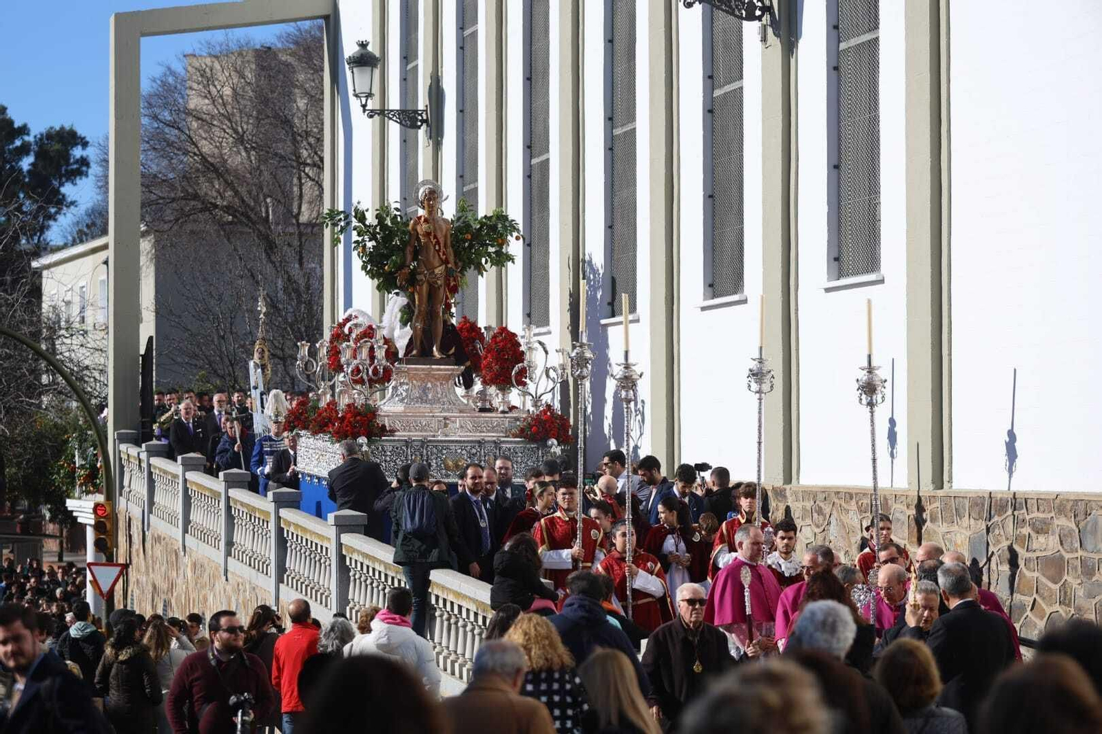 San Sebastián en el porche de la iglesia.