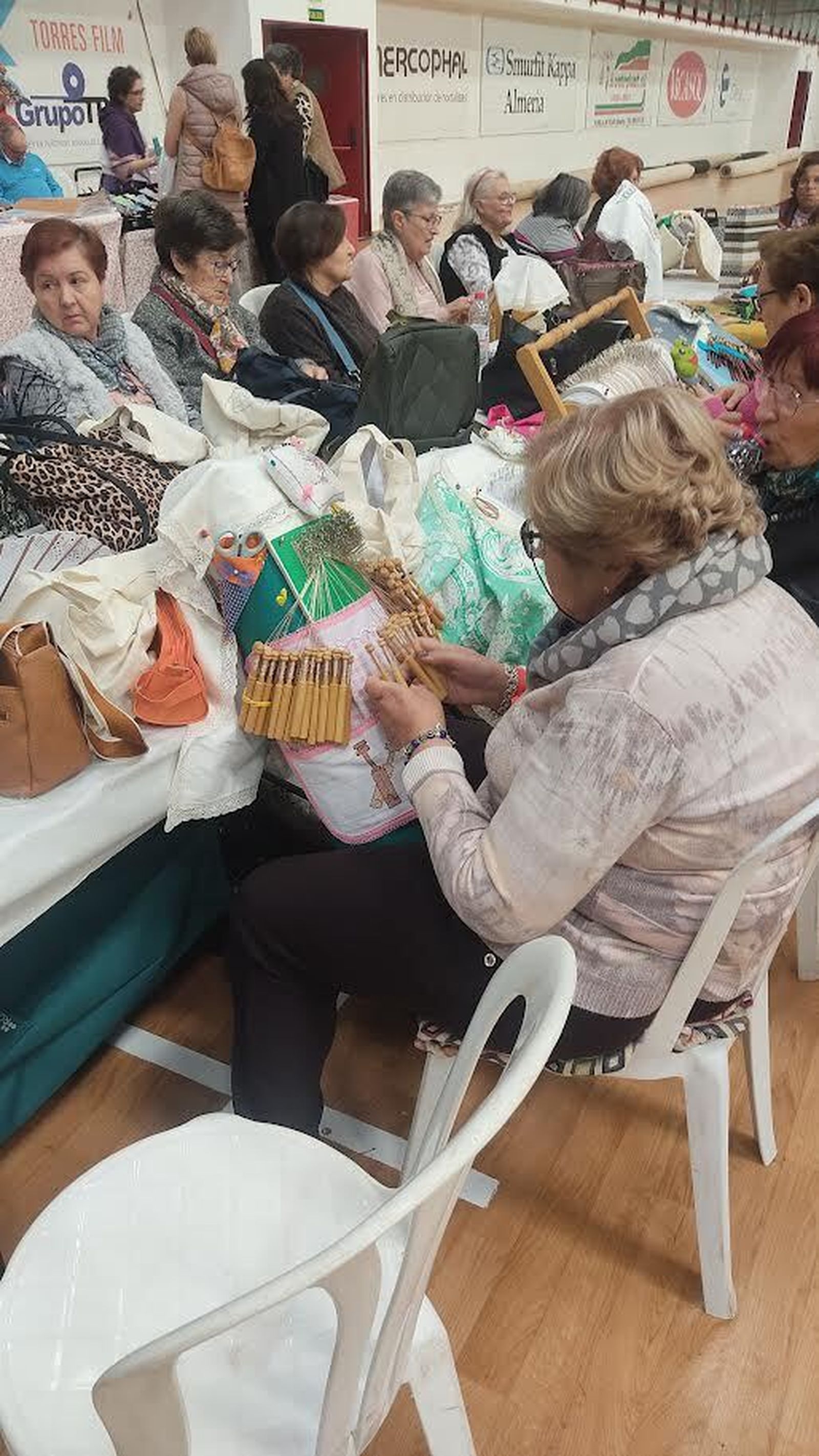 El encaje de bolillo tomó la cancha del Pabellón Municipal de Deportes de Vícar