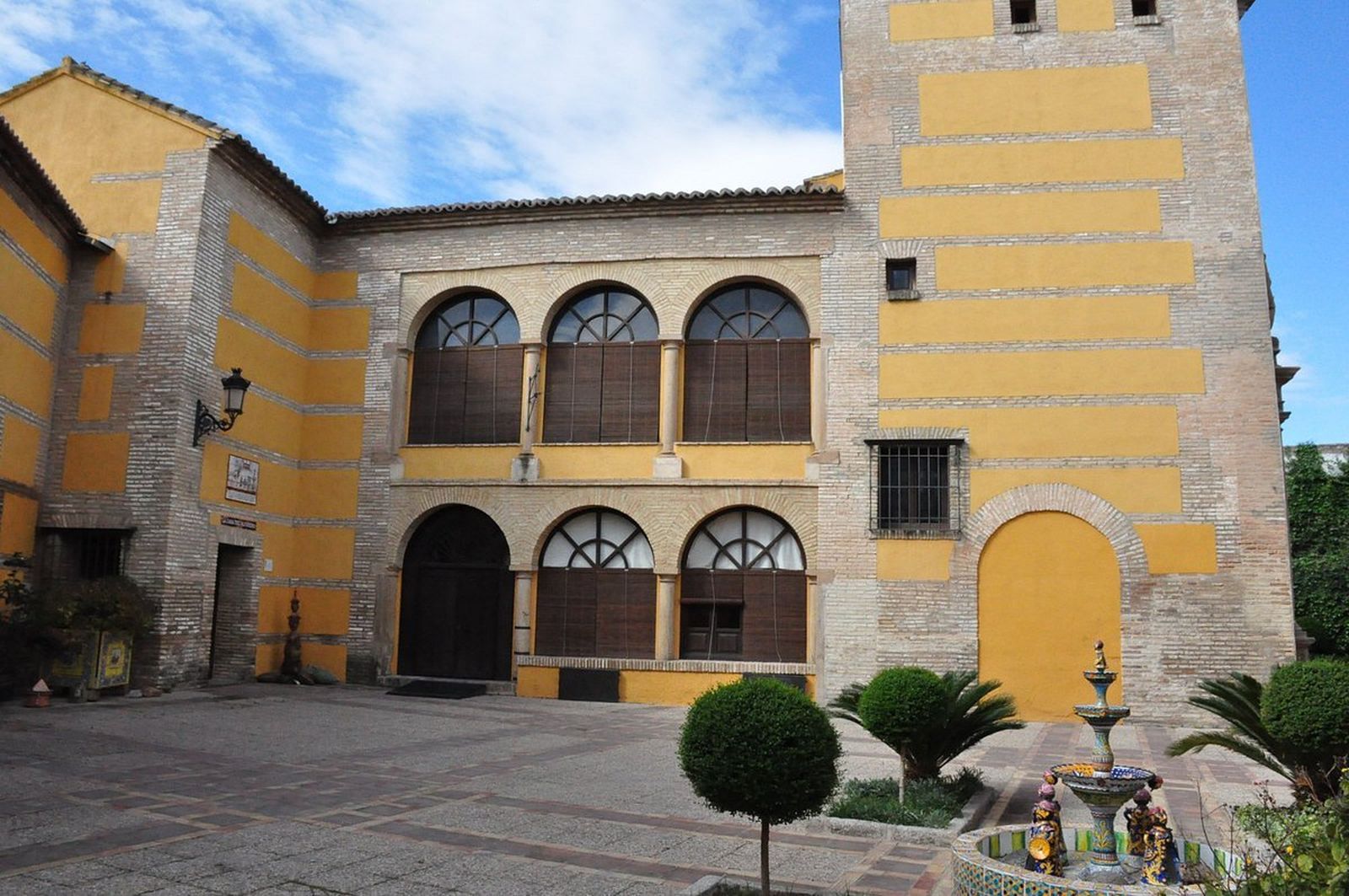 Vista del lateral de la fachada desde el patio del palacio andujareño.