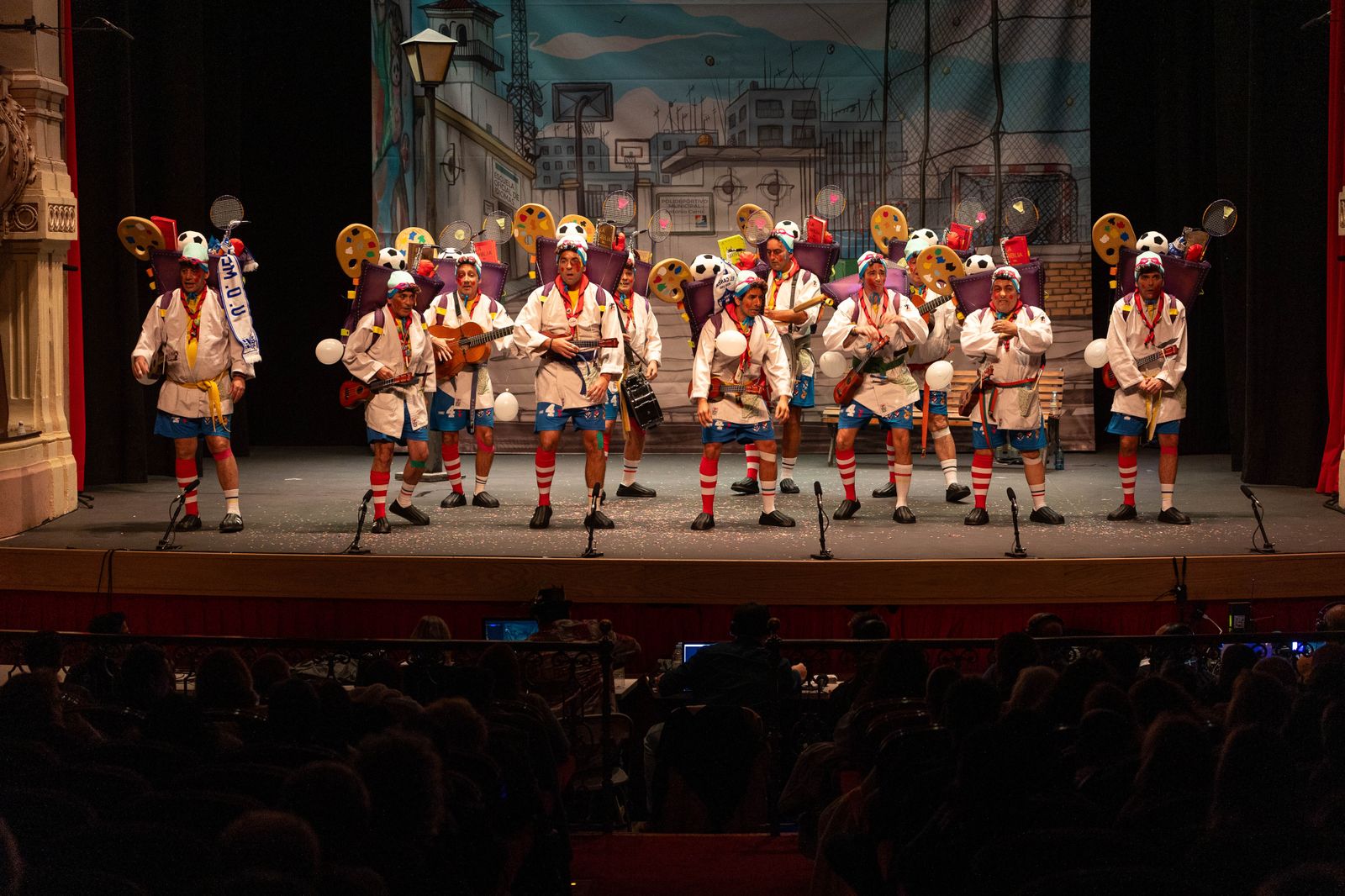 Imágenes de la actuación de la murga de Ayamonte "Ni Messi, ni Picasso, papá harme caso" en el Carnaval Colombino