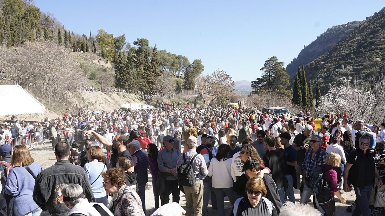 La zona de la explanada del Sacromonte se quedó pequeña para recibir a los granadinos