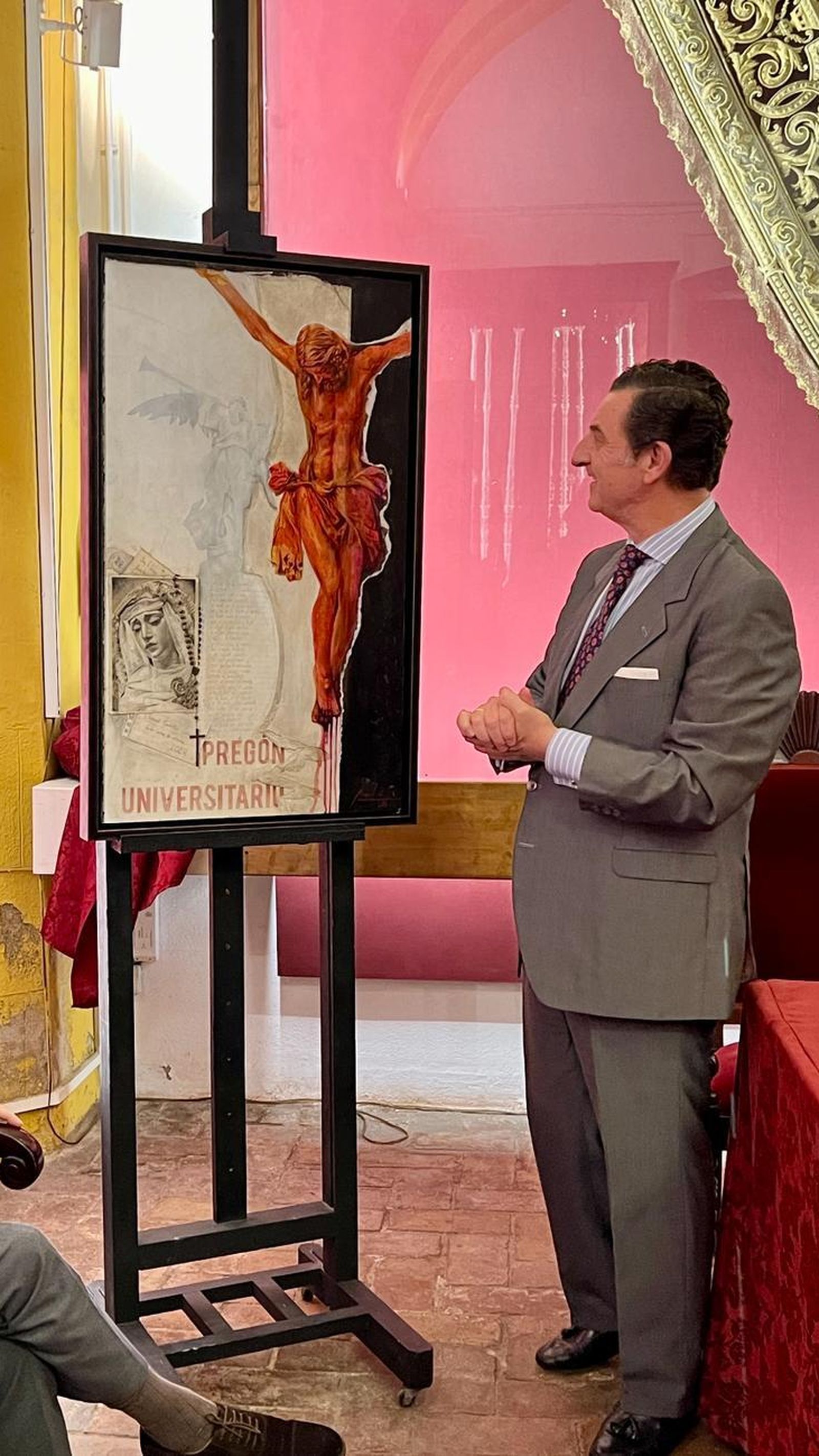 Momento en que se descubre el cartel