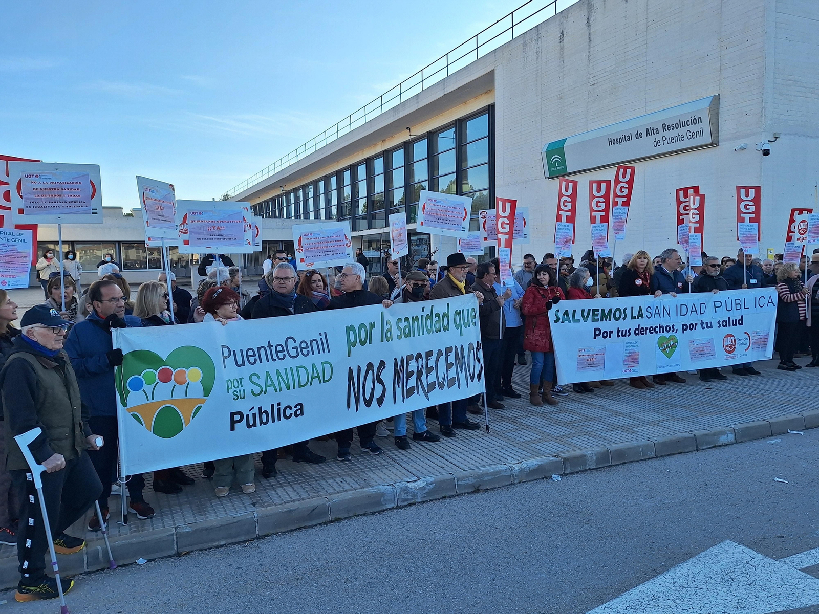 Concentración a las puertas del Hospital de Alta Resolución de Puente Genil.
