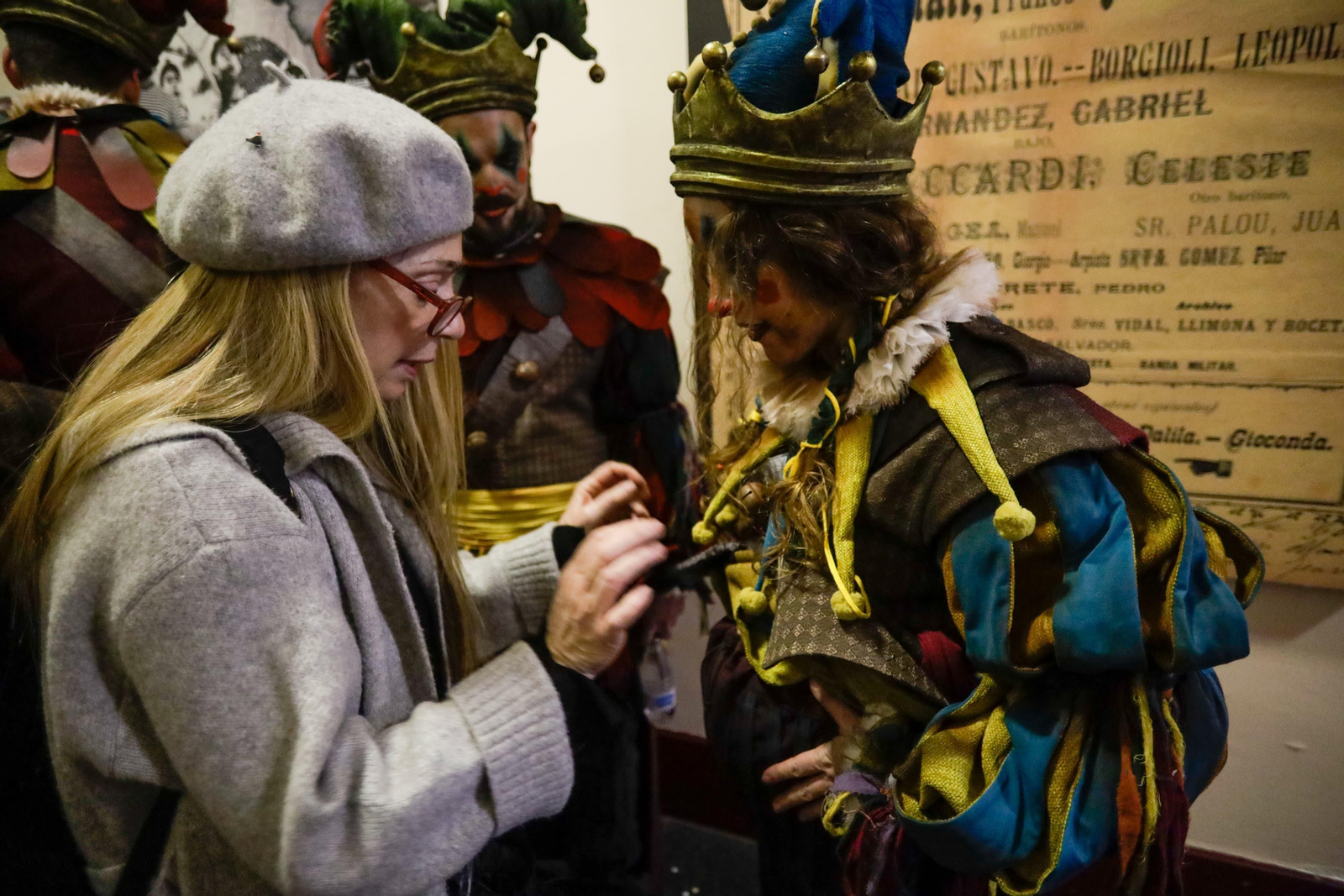 Rocío Tejada retoca uno de los disfraces de 'La fiesta de los locos' antes de la actuación.