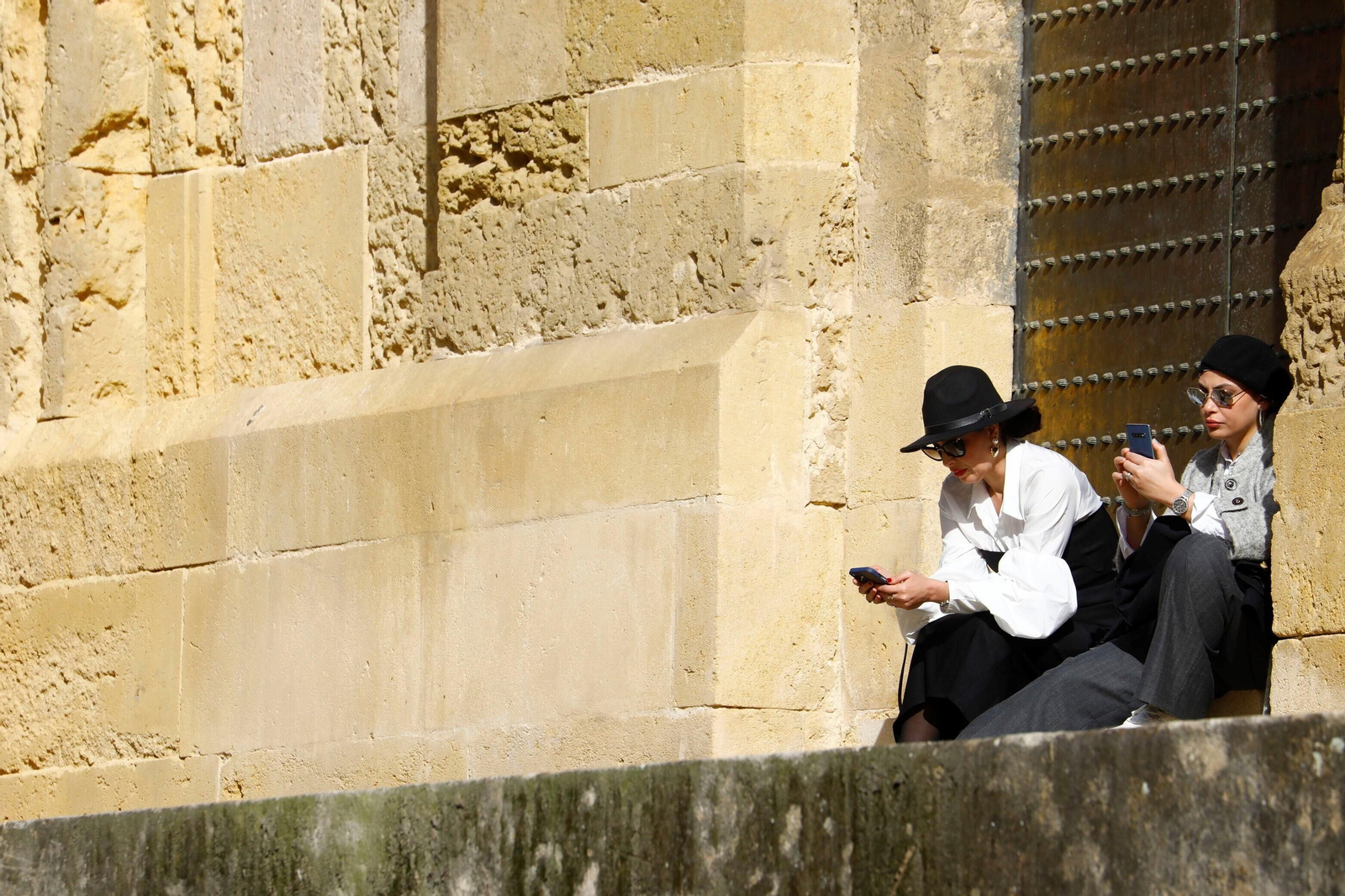 Dos mujeres, sentadas en una de las puertas de la Mezquita-Catedral.