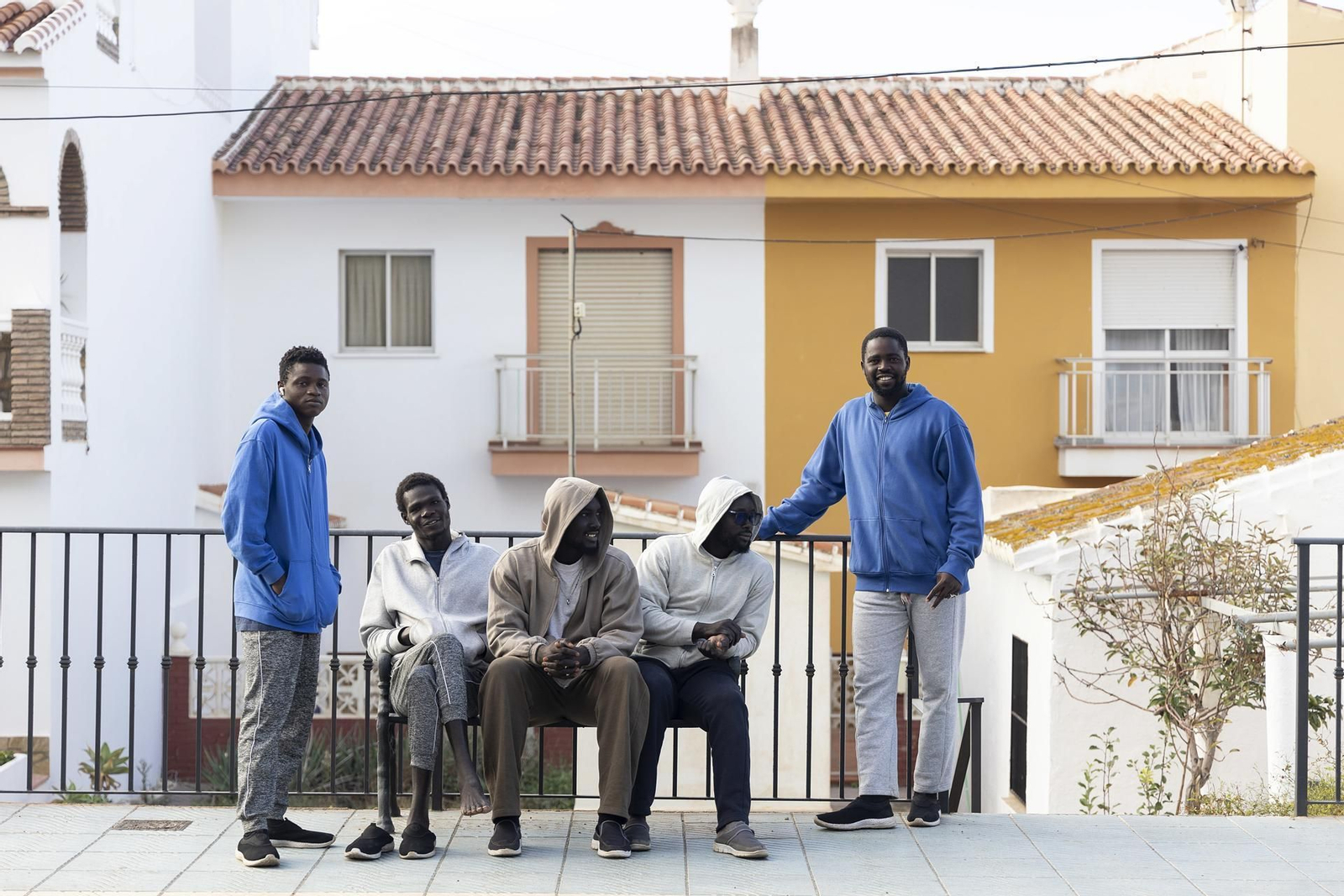 Algunos de los 240 inmigrantes de origen subsahariano llegados de Canarias en los alrededores del hotel Urban Beach de Torrox.