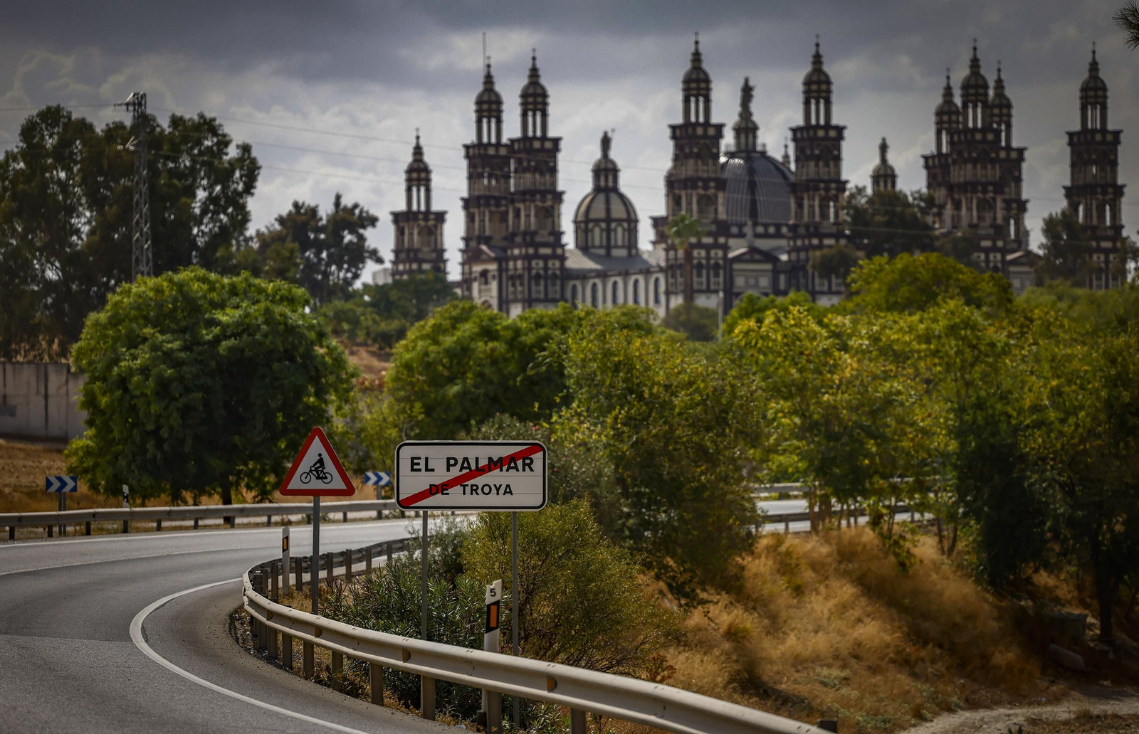 La basílica del Palmar, en la localidad de El Palmar de Troya, desde la carretera.