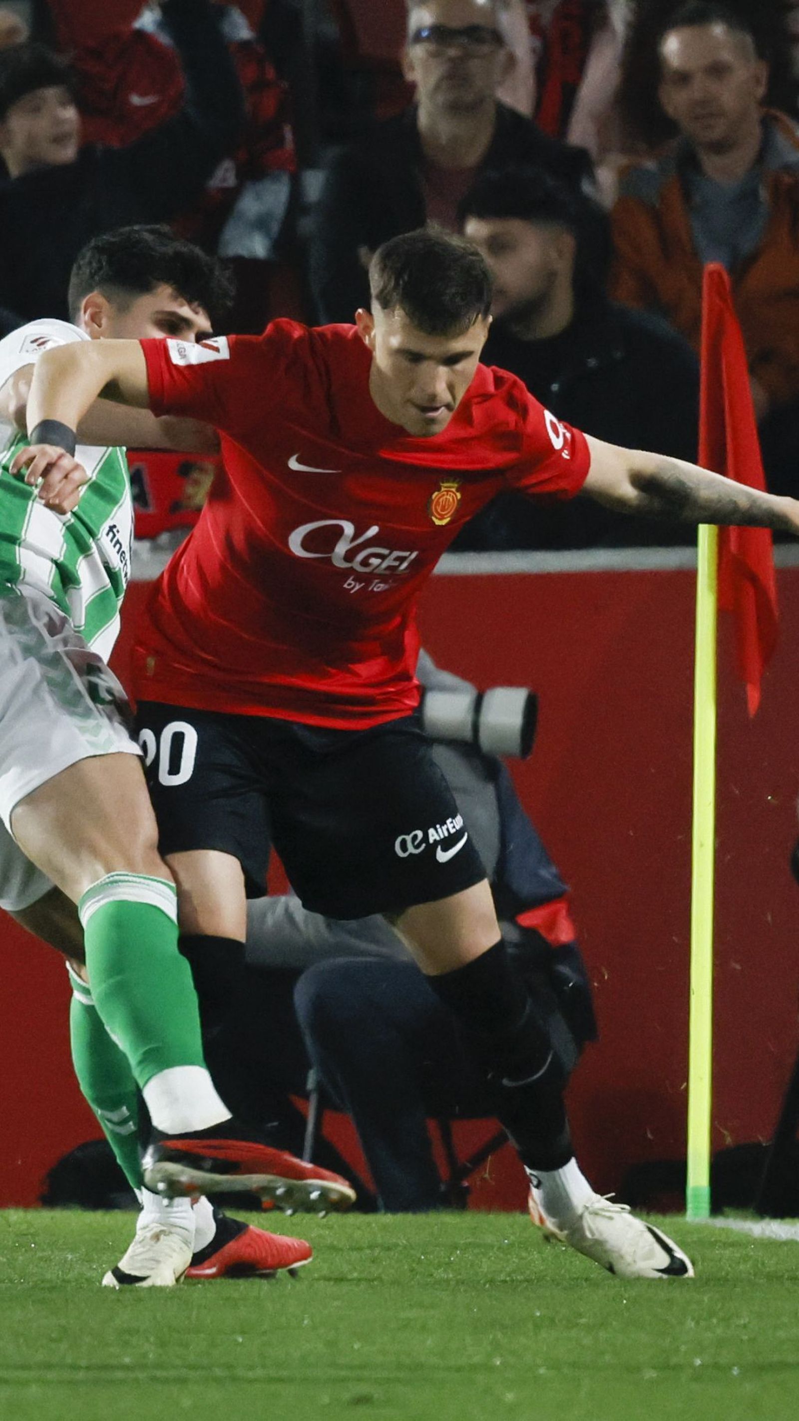 Johnny aprieta a Gio González junto al banderín de córner.