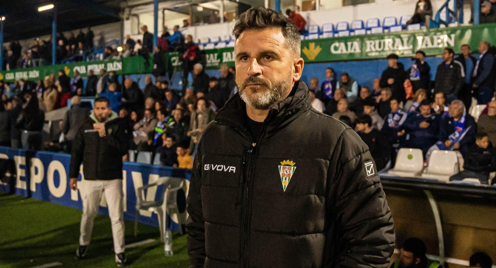 Iván Ania, concentrado, antes de que arrancase el Linares - Córdoba CF.