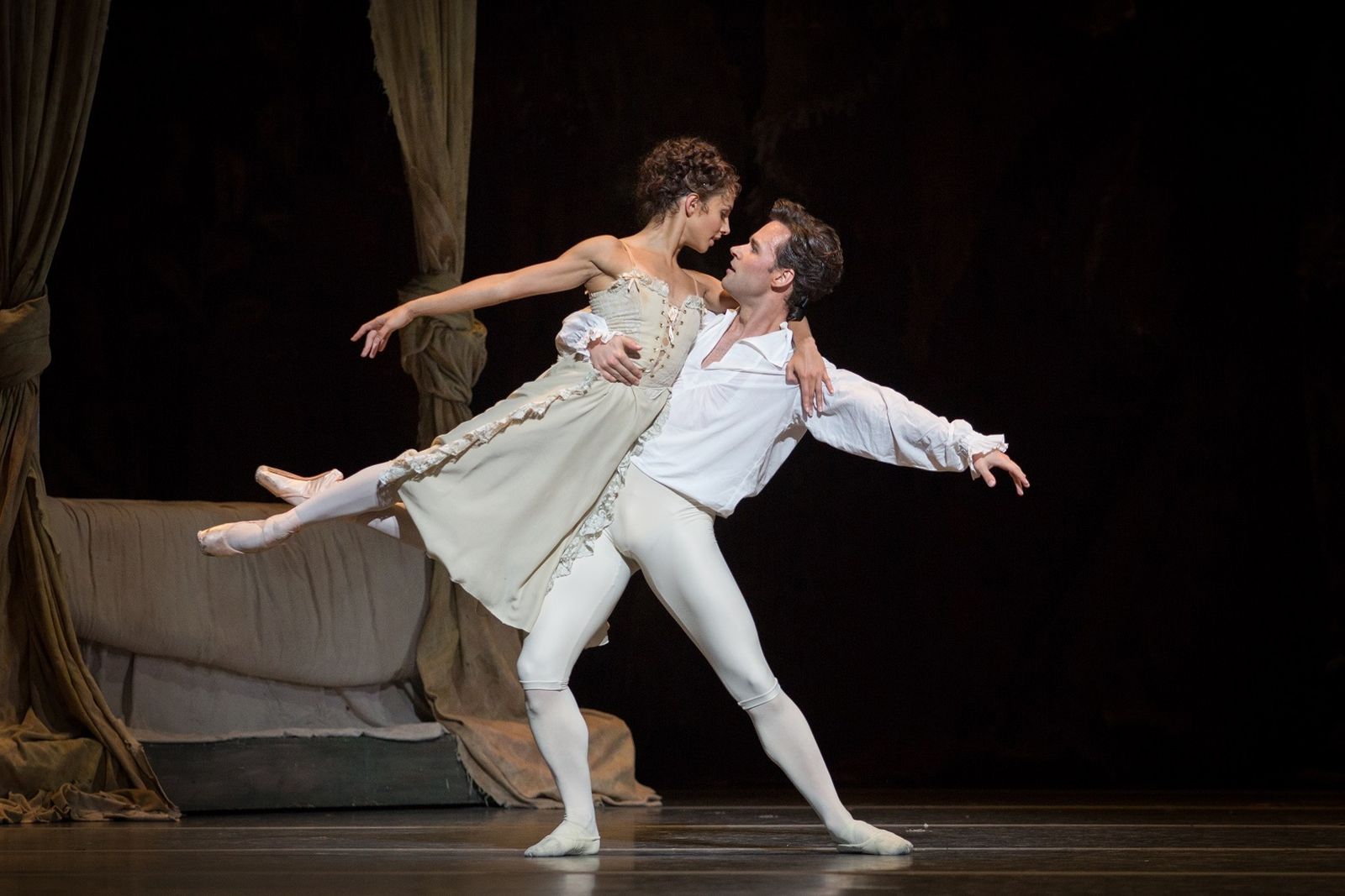 Francesca Hayward y Alexander Campbell, durante el montaje.