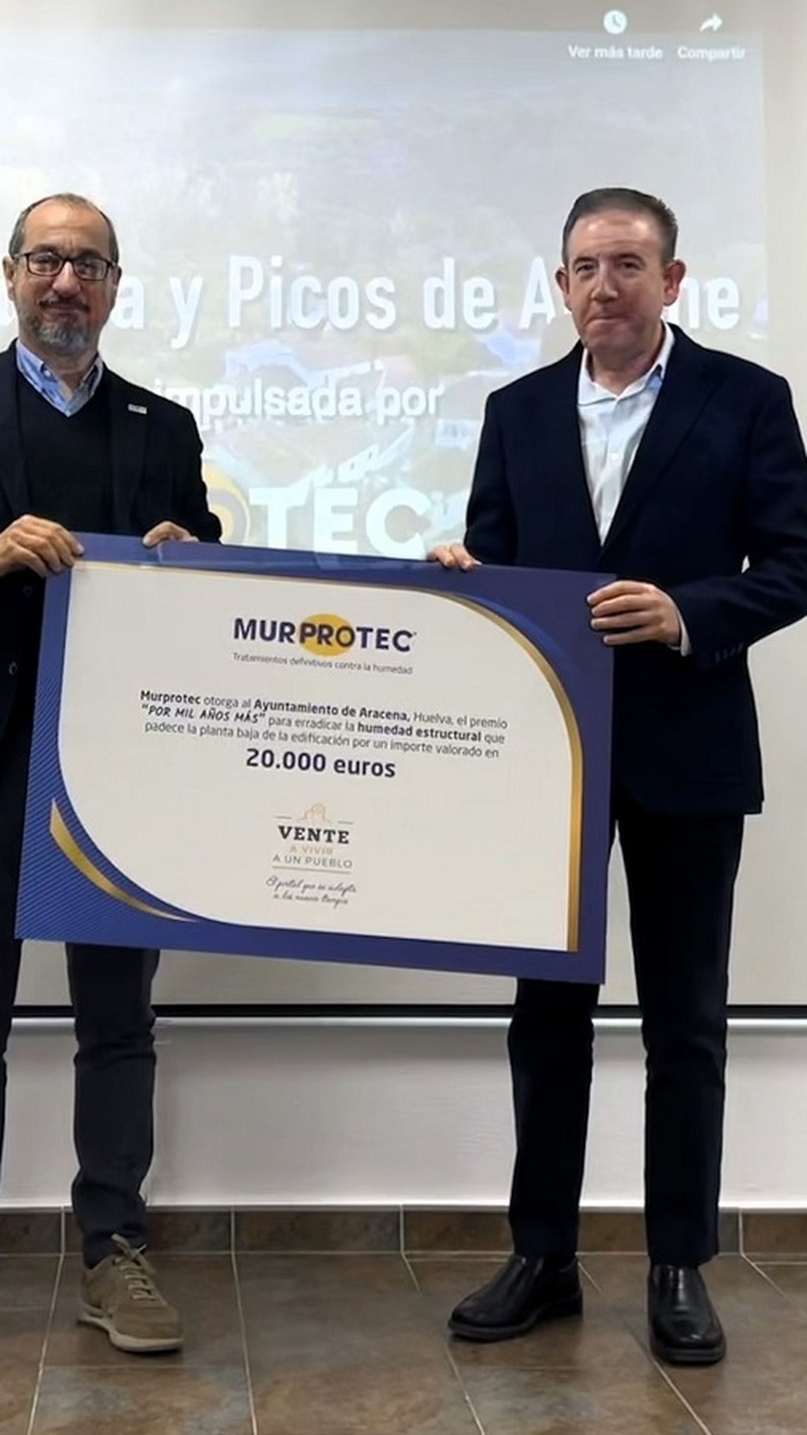 El director de Murprotec y el alcalde de Aracena, ganador del premio "Por mil años más"