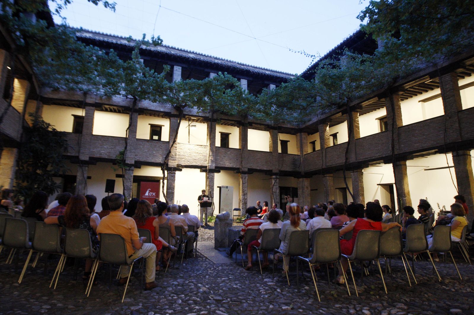 Imagen de archivo de una lectura poética del FEX en el Corral del Carbón de Granada