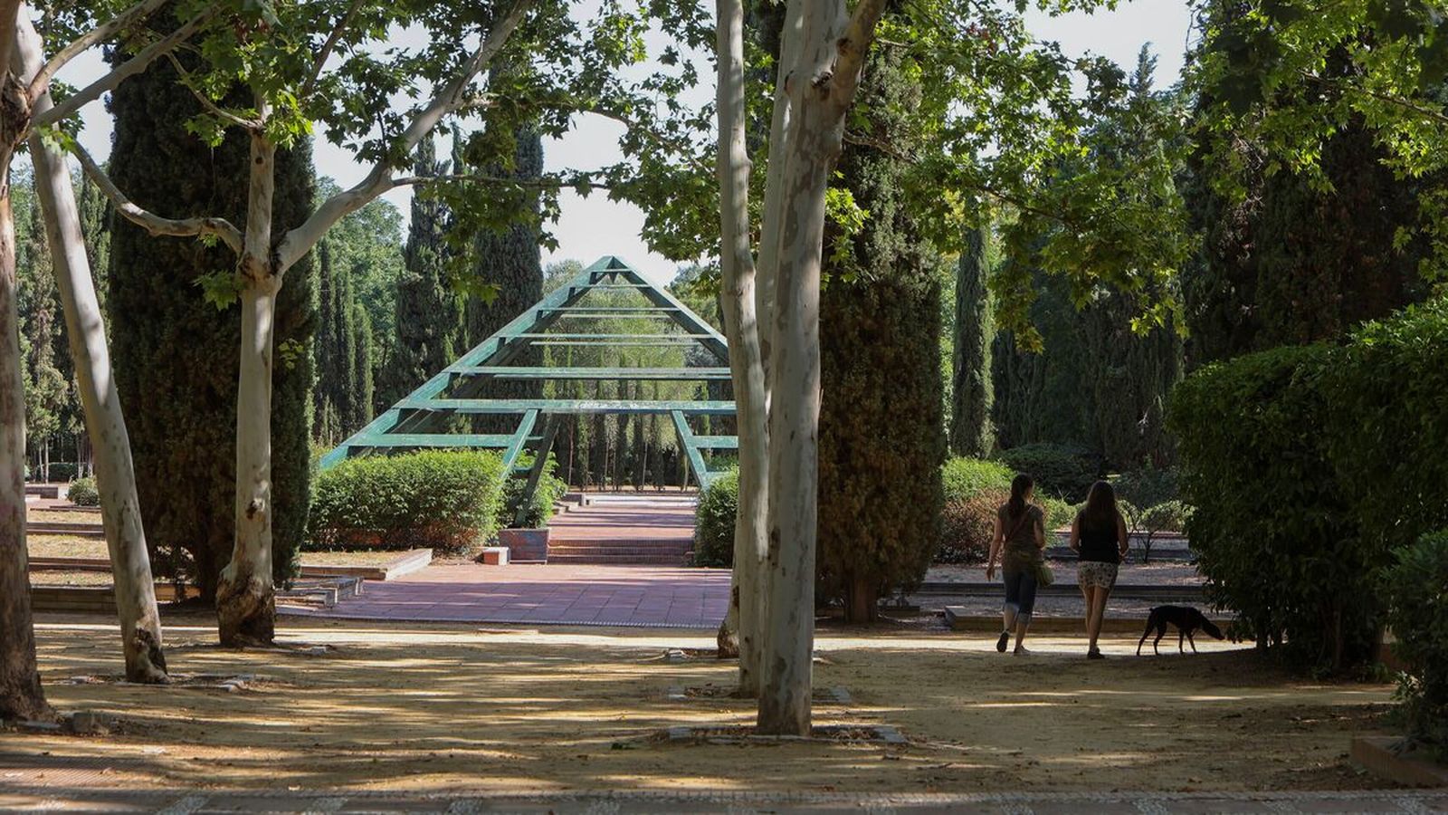 Varias personas pasean por los Jardines de los Descubrimientos