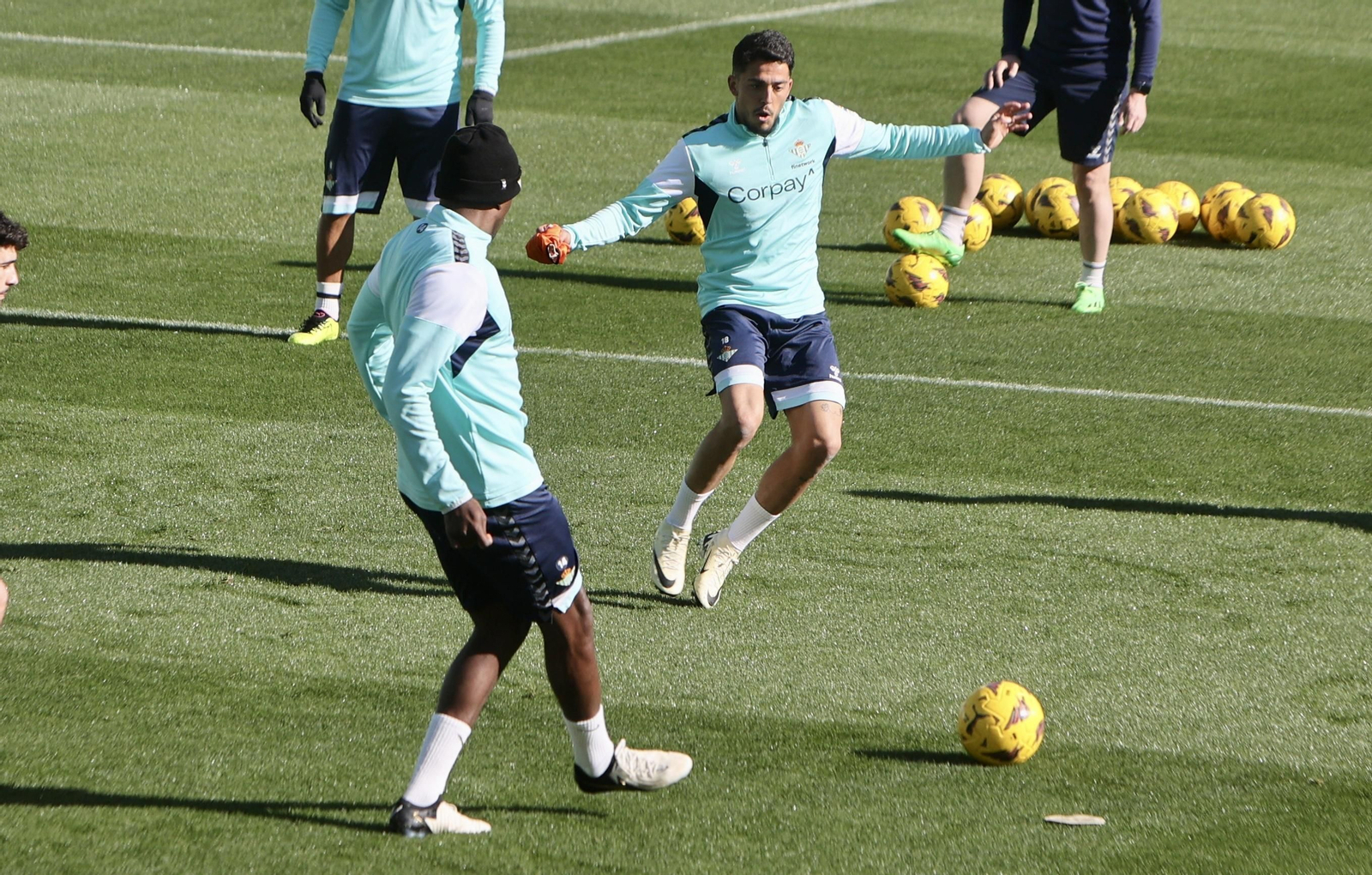 El Betis se ejercita con la presencia de Pablo Fornals y Yanis.