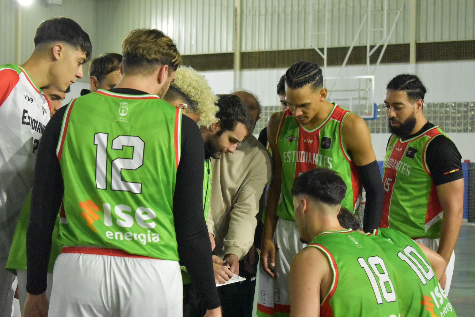 Reunión táctica con el entrenador.