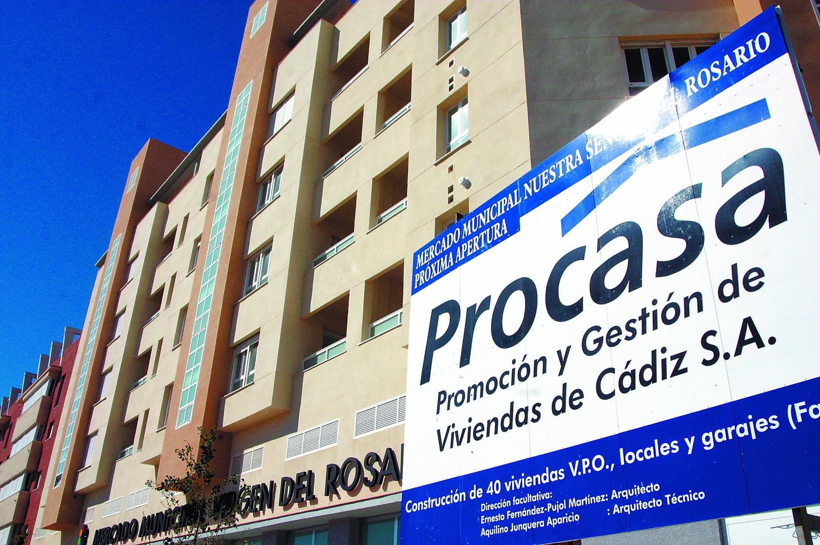 Un cartel de la empresa municipal de viviendas de Cádiz en una imagen de archivo.