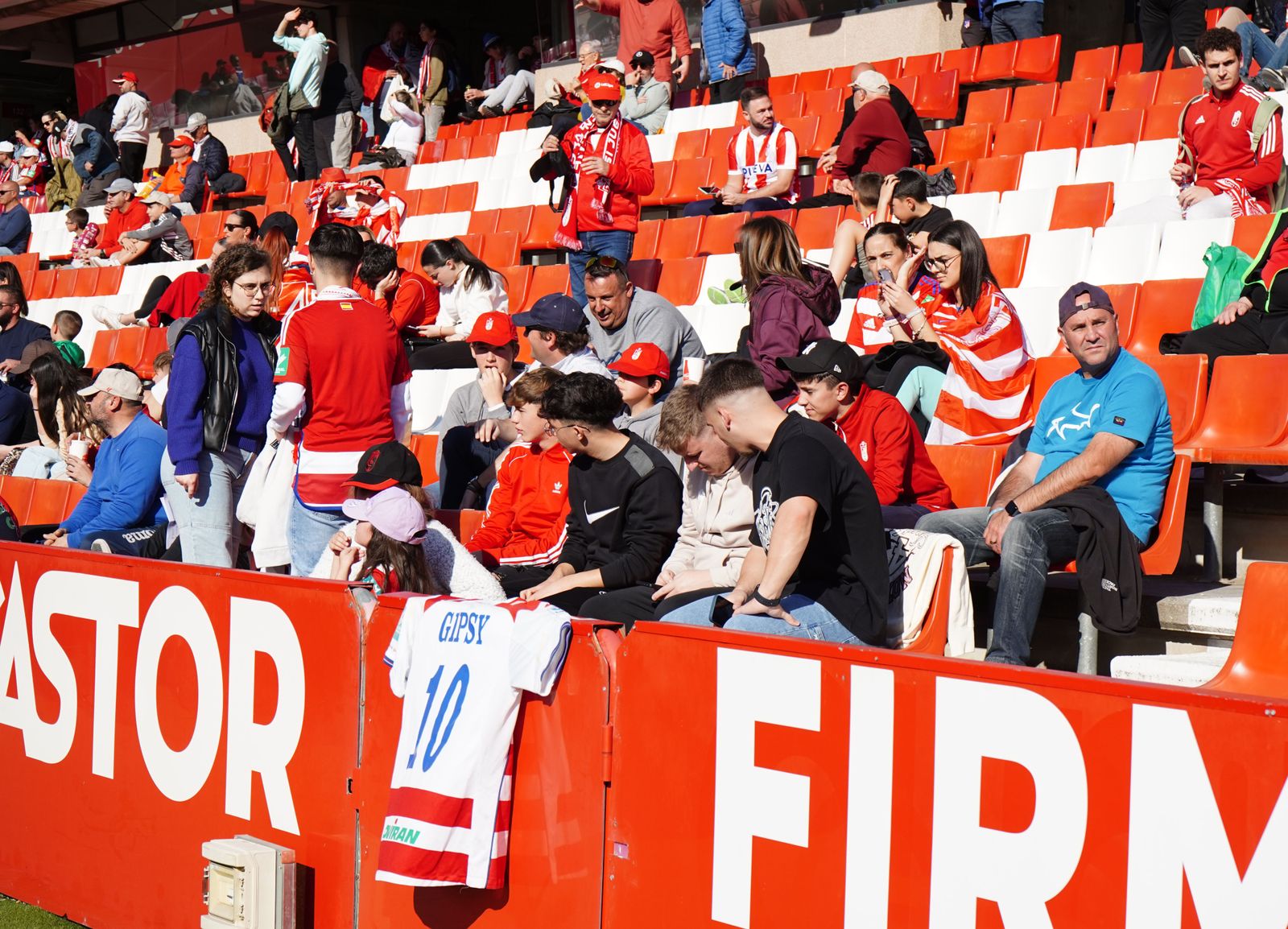 Encuéntrate en la grada de Los Cármenes en el Granada - Las Palmas