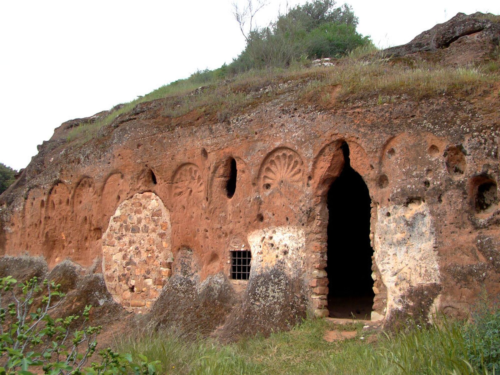 El Oratorio Rupestre de Valdecanales, en Rus, será la primera ruta de las programadas.