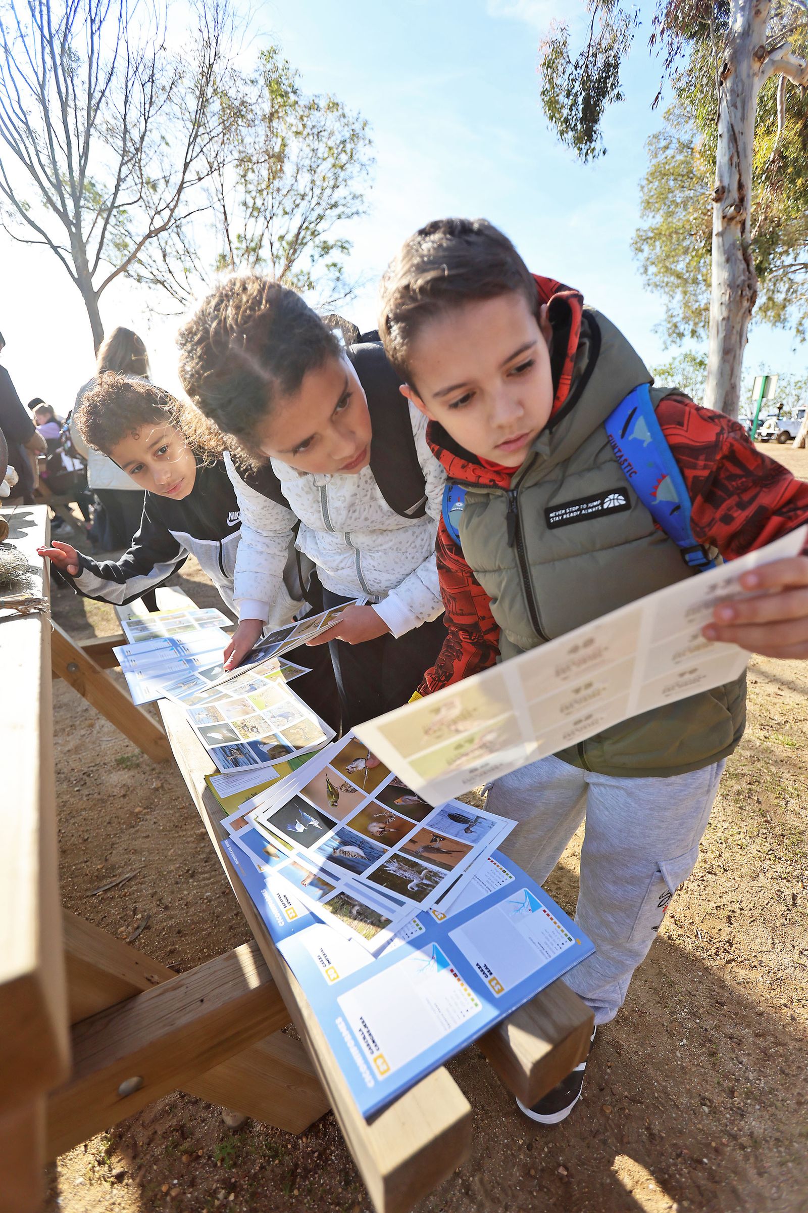 Imágenes de la visita al programa de divulgación ambiental 'Mi Marisma, Mi Escuela', de la Fundación Atlantic Copper.en Marismas del Odiel