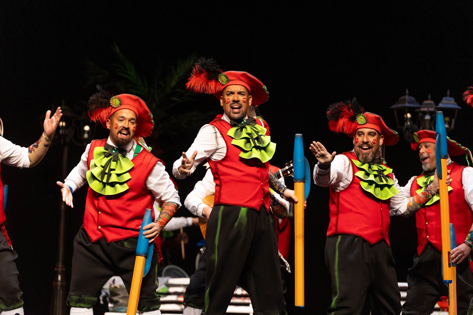 Imágenes de la actuación de la murga de Huelva "Los Lope de Pega" en el Carnaval Colombino